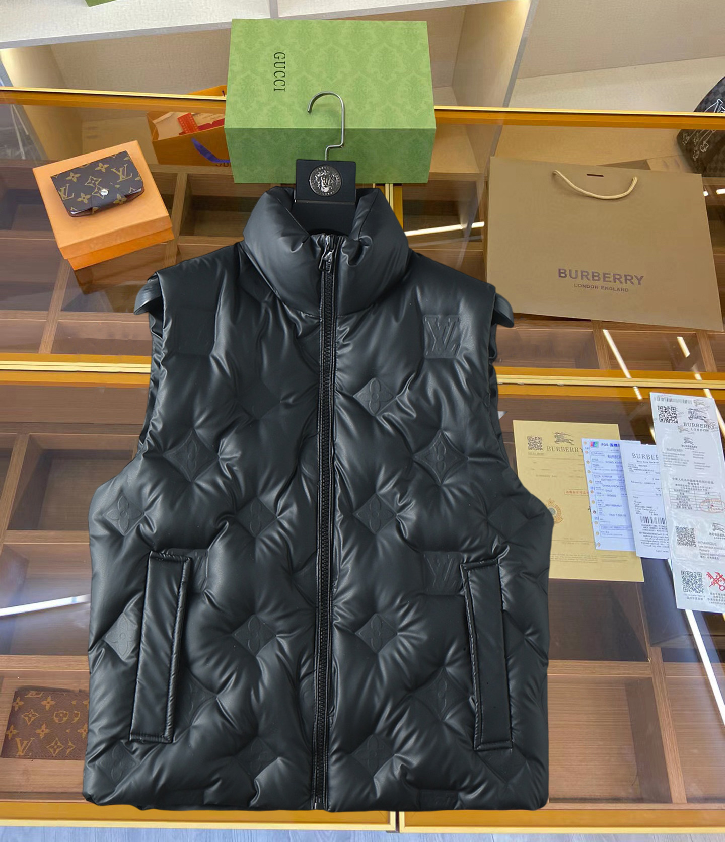 NO:682728,LV 2025FW down vest is a must-have item for fashionistas!  Advanced customization: The highest standard 90 white goose down, the ingredients are tested, and the first-class thermal performance. Double-layer gallbladder cloth inside to ensure that the goose down will not drill out. Customized high-density waterproof nylon fabric. High-end texture and durability. The quality can reach the purchase level. Super versatile, the upper body effect is great!  Size M~3XL,,louis vuitton,down jacket,19860909LV 2025FW羽绒马甲 潮人必备单品！高级定制 最高标准90白鹅绒,成分支持检测,一流保暖性能.内里双层胆布,以保证鹅绒不会钻出,定制高密度防水尼龙面料.高端质感及耐用性.品质可达代购级别. 超级百搭,上身效果超赞！ 尺码M~3XL,,louis vuitton,down jacket,,Men's clothing