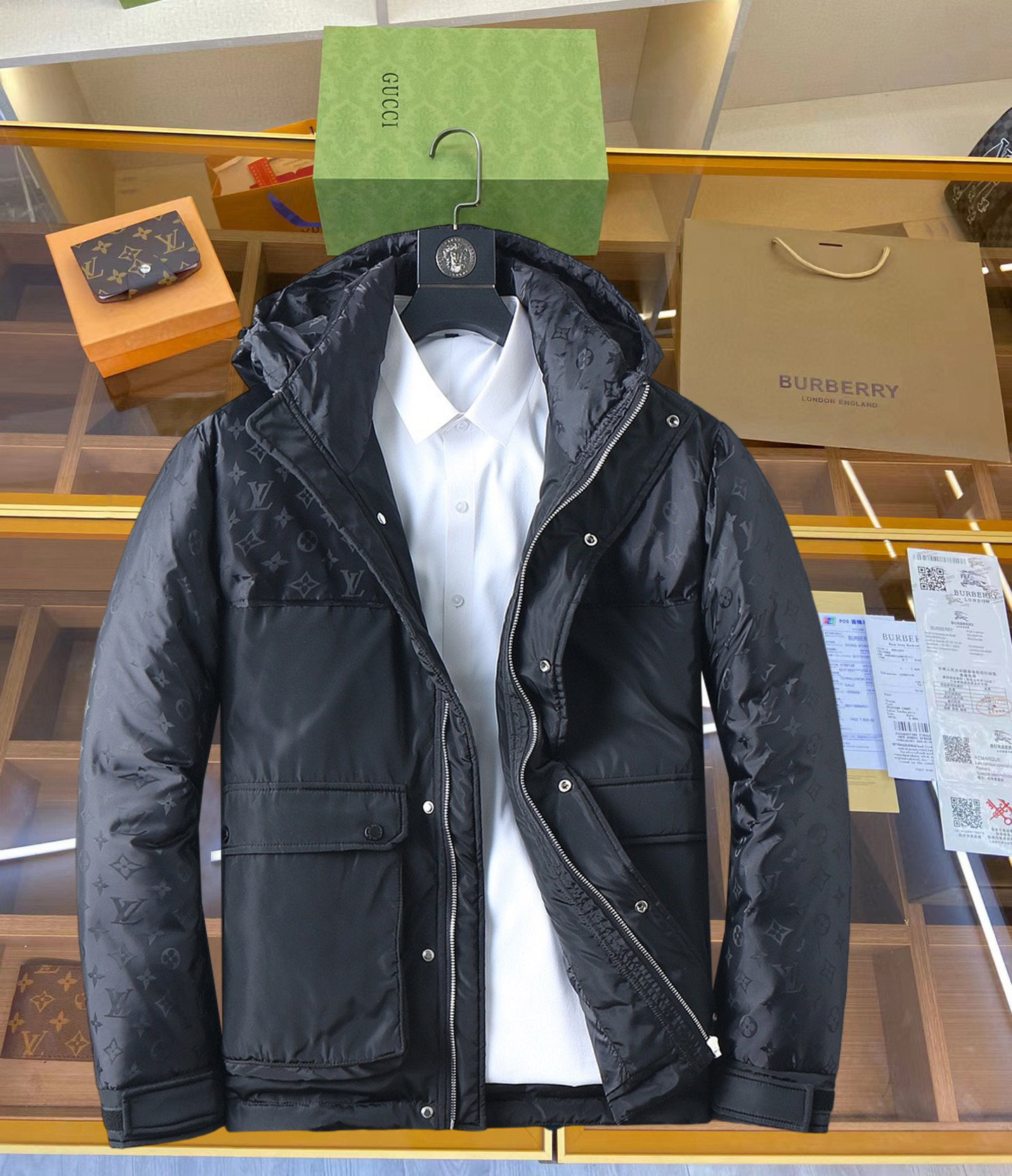 NO:682729,LV 2025 autumn and winter new down jacket. This is known as the most expensive down jacket in the world, all 90 down. With a classic logo combination, it is full of visual impact at first sight. It has better thermal insulation performance, is light and not heavy, and has good loft recovery after compression, and it can gather heat and lock in temperature!  Personalized color matching design, fresh and energetic!  There are too many versions circulating in the market. In addition to the different fabrics and workmanship, the biggest difference is that the filling is not goose down at all but feather silk or velvet, etc., and it is not easy to distinguish for those who don’t understand. In addition, the fabrics and workmanship are definitely not of the same level. In short, look for us and you will never go astray. All the exclusive full colors are purchased from genuine development. If you understand the quality of our down jackets, you can safely recommend it with your eyes closed. The three standards are complete!  Uniform series for men and women!  Size M-3XL. Maximum wear is 195 pounds.,,louis vuitton,down jacket,19860909LV 2025秋冬新款羽绒服.这款号称羽绒服届最贵的,全部90绒的.带着经典的Logo组合搭配,第一眼看到就是满满的视觉冲击,保暖性能更出色,轻便不厚重,且压缩后的蓬松度恢复性好,聚热锁温！个性的拼色设计,清新有活力！市面流通的版本实在太多了,除了面料做工不同外,最大的区别就是填充物根本不是鹅绒而是羽丝或手感绒等等,而不懂的根本不容易区分.另外面料和做工也绝对不是一个级别,总之认准我们,让你绝对不跑偏,独家全色全部购入正版开发,懂我们家羽绒服质量的,完全可以放心闭眼推.三标齐全！男女同款系列！码数M-3XL.最大穿到195斤.,,louis vuitton,down jacket,,Men's clothing