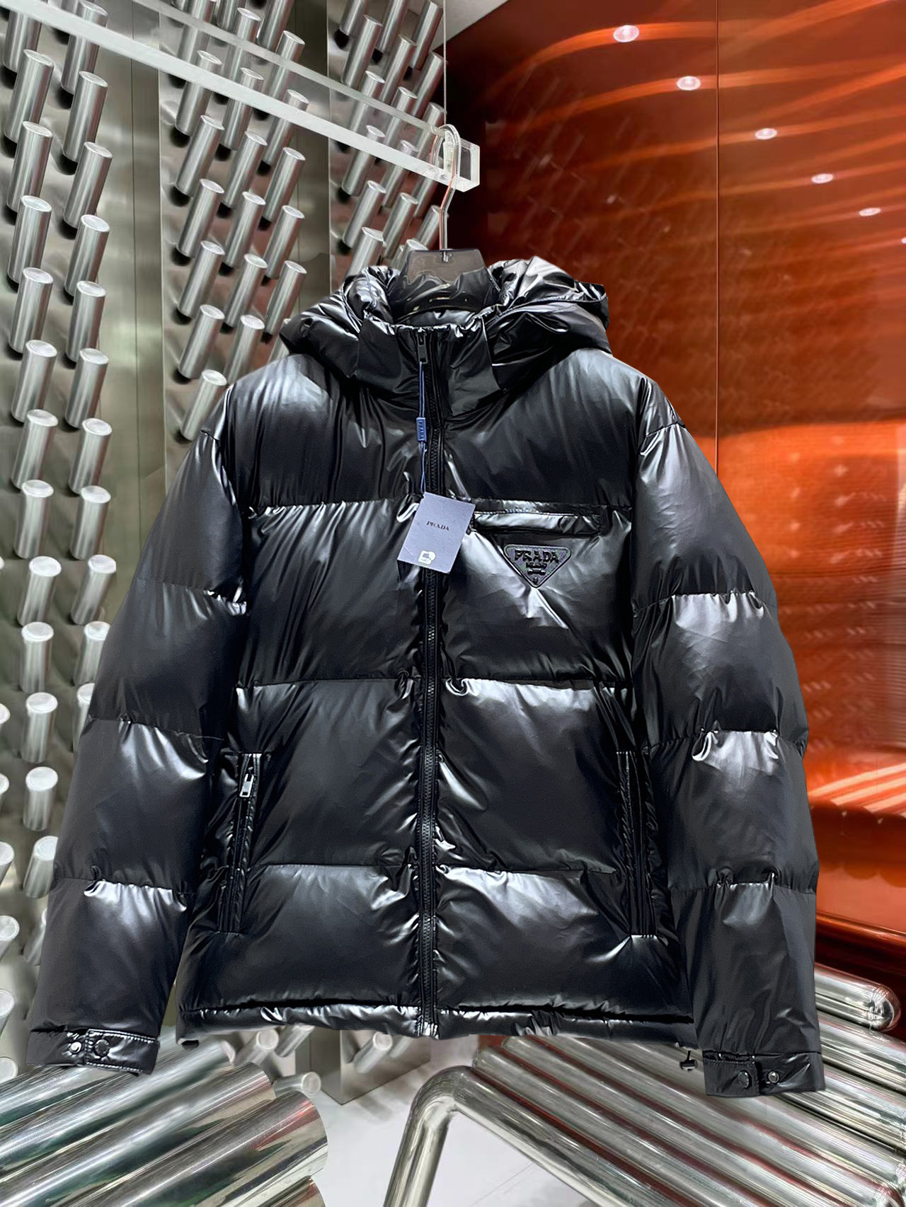 NO:684134,Prada 2025ss new winter products, fashionable top down jackets, filled with imported down, the highest quality on the market, imported fabrics, the highest lining standards, never running down, accessories and hardware are all custom-made from the original factory, 10 years of focus on clothing production, ensuring the smoothness of each piece of clothing, the Rolls Royce of down jackets, sizes M-L-XL-2XL-3XL,, prada, down jacket,19860909普拉达 2025ss冬季新品,时尚顶级羽绒服 填充进口羽绒朵,市面最高品质,进口面料,里布最高标准,绝不跑绒,辅料五金全部原厂定做,10年专注服装生产,保证每件衣服的平整性,羽绒服界的劳斯莱斯 尺码M-L-XL-2XL-3XL,,prada,down jacket,,Men's clothing