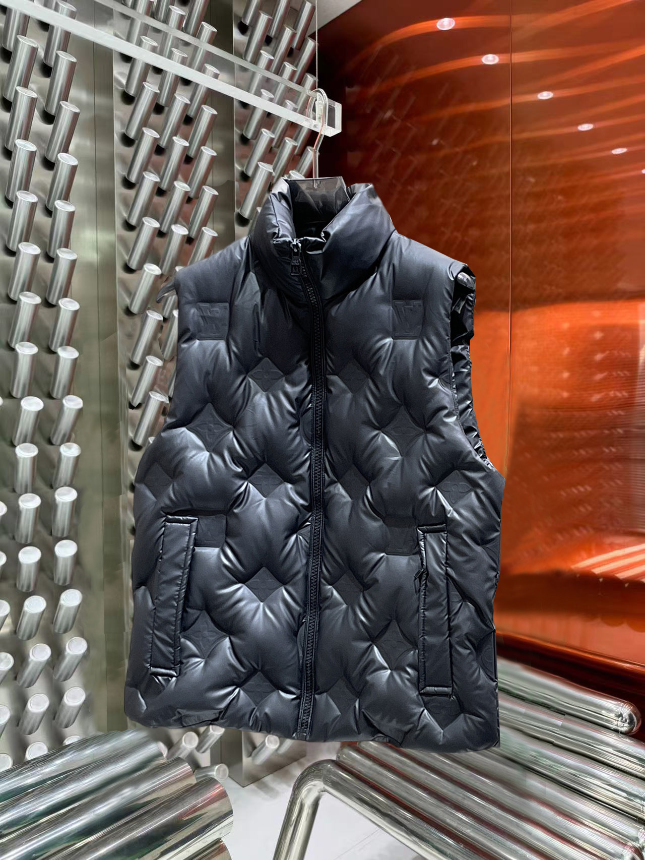 NO:684139,LV 2025FW down vest is a must-have item for fashionistas!  Advanced customization: The highest standard 90 white goose down, the ingredients are tested, and the first-class thermal performance. Double-layer gallbladder cloth inside to ensure that the goose down will not drill out. Customized high-density waterproof nylon fabric. High-end texture and durability. The quality can reach the purchase level. Super versatile, the upper body effect is great!  Size M~3XL,,louis vuitton,down jacket,19860909LV 2025FW羽绒马甲 潮人必备单品！高级定制 最高标准90白鹅绒,成分支持检测,一流保暖性能.内里双层胆布,以保证鹅绒不会钻出,定制高密度防水尼龙面料.高端质感及耐用性.品质可达代购级别. 超级百搭,上身效果超赞！ 尺码M~3XL,,louis vuitton,down jacket,,Men's clothing