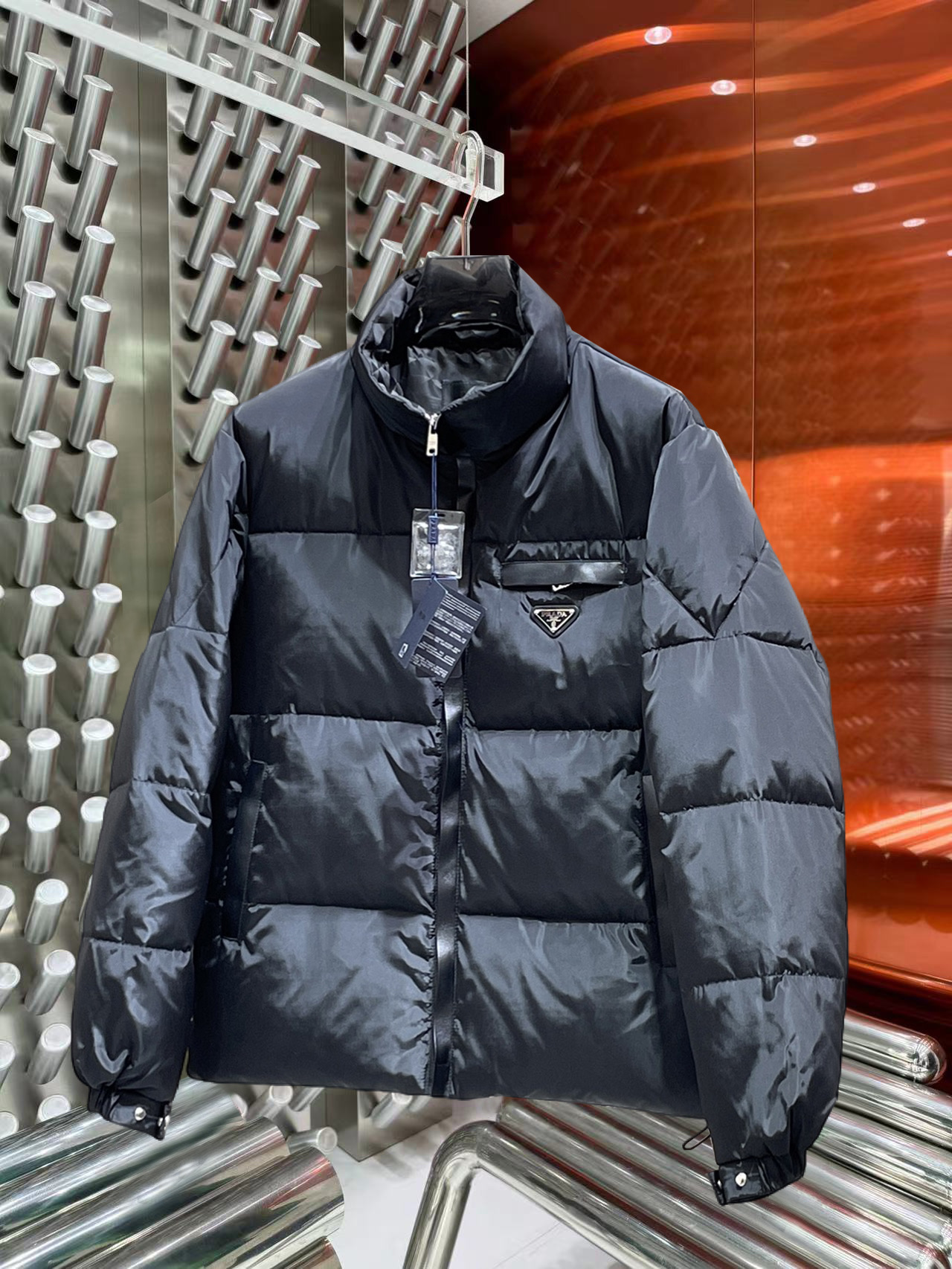 NO:684097,Prada 2025ss new winter products, fashionable top down jackets, filled with imported down, the highest quality on the market, imported fabrics, the highest lining standards, never running down, accessories and hardware are all custom-made from the original factory, 10 years of focus on clothing production, ensuring the smoothness of each piece of clothing, the Rolls Royce of down jackets, sizes M-L-XL-2XL-3XL,, prada, down jacket,19860909普拉达 2025ss冬季新品,时尚顶级羽绒服 填充进口羽绒朵,市面最高品质,进口面料,里布最高标准,绝不跑绒,辅料五金全部原厂定做,10年专注服装生产,保证每件衣服的平整性,羽绒服界的劳斯莱斯 尺码M-L-XL-2XL-3XL,,prada,down jacket,,Men's clothing