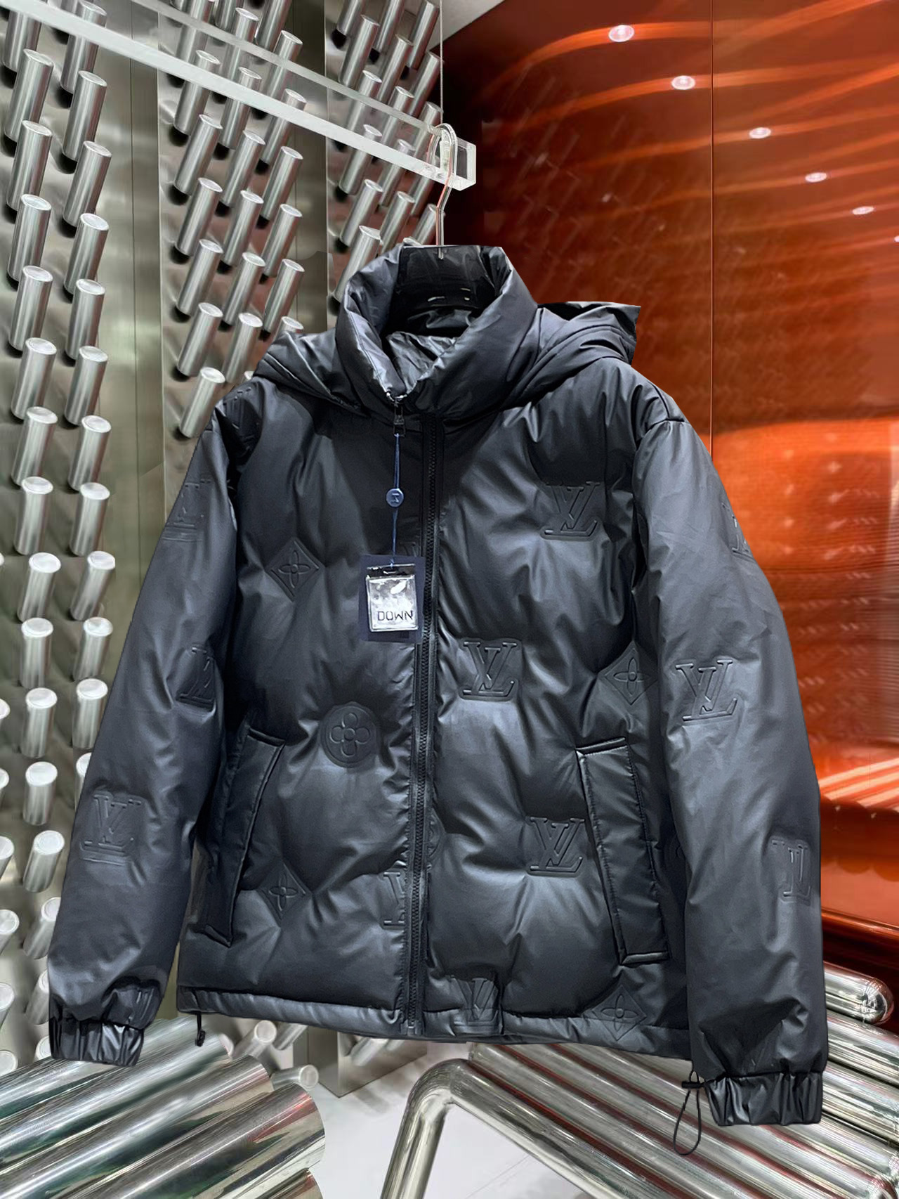 NO:684101,LV 2025ss new winter product, fashionable top down jacket, filled with imported down, the highest quality on the market, imported fabrics, the highest lining standards, no down, all accessories and hardware are custom-made from the original factory, 10 years of focus on clothing production, ensuring the smoothness of each piece of clothing, the Rolls Royce of down jackets, sizes M-L-XL-2XL-3XL,, Louis Vuitton, down jacket,19860909LV 2025ss冬季新品,时尚顶级羽绒服 填充进口羽绒朵,市面最高品质,进口面料,里布最高标准,绝不跑绒,辅料五金全部原厂定做,10年专注服装生产,保证每件衣服的平整性,羽绒服界的劳斯莱斯 尺码M-L-XL-2XL-3XL,,louis vuitton,down jacket,,Men's clothing
