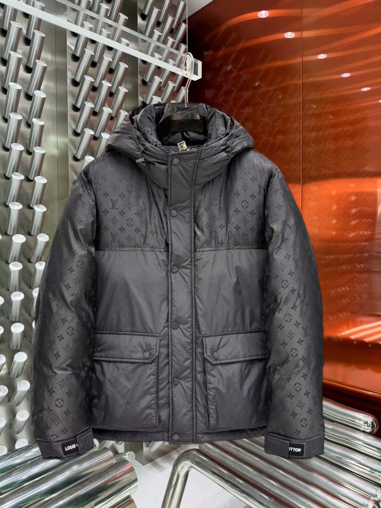 NO:684111,LV 2025ss new winter product, fashionable top down jacket, filled with imported down, the highest quality on the market, imported fabrics, the highest lining standards, no down, all accessories and hardware are custom-made from the original factory, 10 years of focus on clothing production, ensuring the smoothness of each piece of clothing, the Rolls Royce of down jackets, sizes M-L-XL-2XL-3XL,, Louis Vuitton, down jacket,19860909LV 2025ss冬季新品,时尚顶级羽绒服 填充进口羽绒朵,市面最高品质,进口面料,里布最高标准,绝不跑绒,辅料五金全部原厂定做,10年专注服装生产,保证每件衣服的平整性,羽绒服界的劳斯莱斯 尺码M-L-XL-2XL-3XL,,louis vuitton,down jacket,,Men's clothing