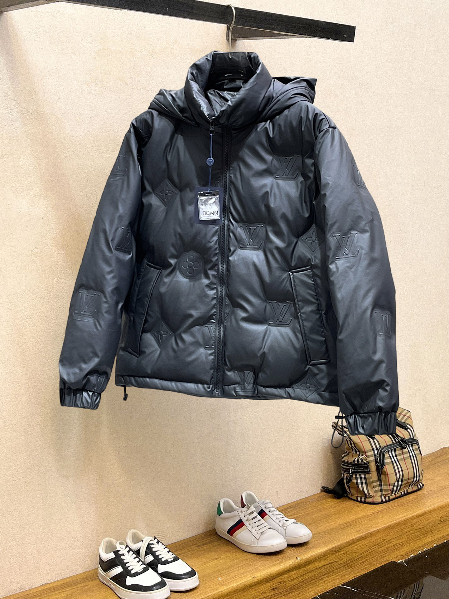 NO:685860,LV 2025ss new winter product, fashionable top down jacket, filled with imported down, the highest quality on the market, imported fabrics, the highest lining standards, no down, all accessories and hardware are custom-made from the original factory, 10 years of focus on clothing production, ensuring the smoothness of each piece of clothing, the Rolls Royce of down jackets, sizes M-L-XL-2XL-3XL,, Louis Vuitton, down jacket,19860909LV 2025ss冬季新品,时尚顶级羽绒服 填充进口羽绒朵,市面最高品质,进口面料,里布最高标准,绝不跑绒,辅料五金全部原厂定做,10年专注服装生产,保证每件衣服的平整性,羽绒服界的劳斯莱斯 尺码M-L-XL-2XL-3XL,,louis vuitton,down jacket,,Men's clothing