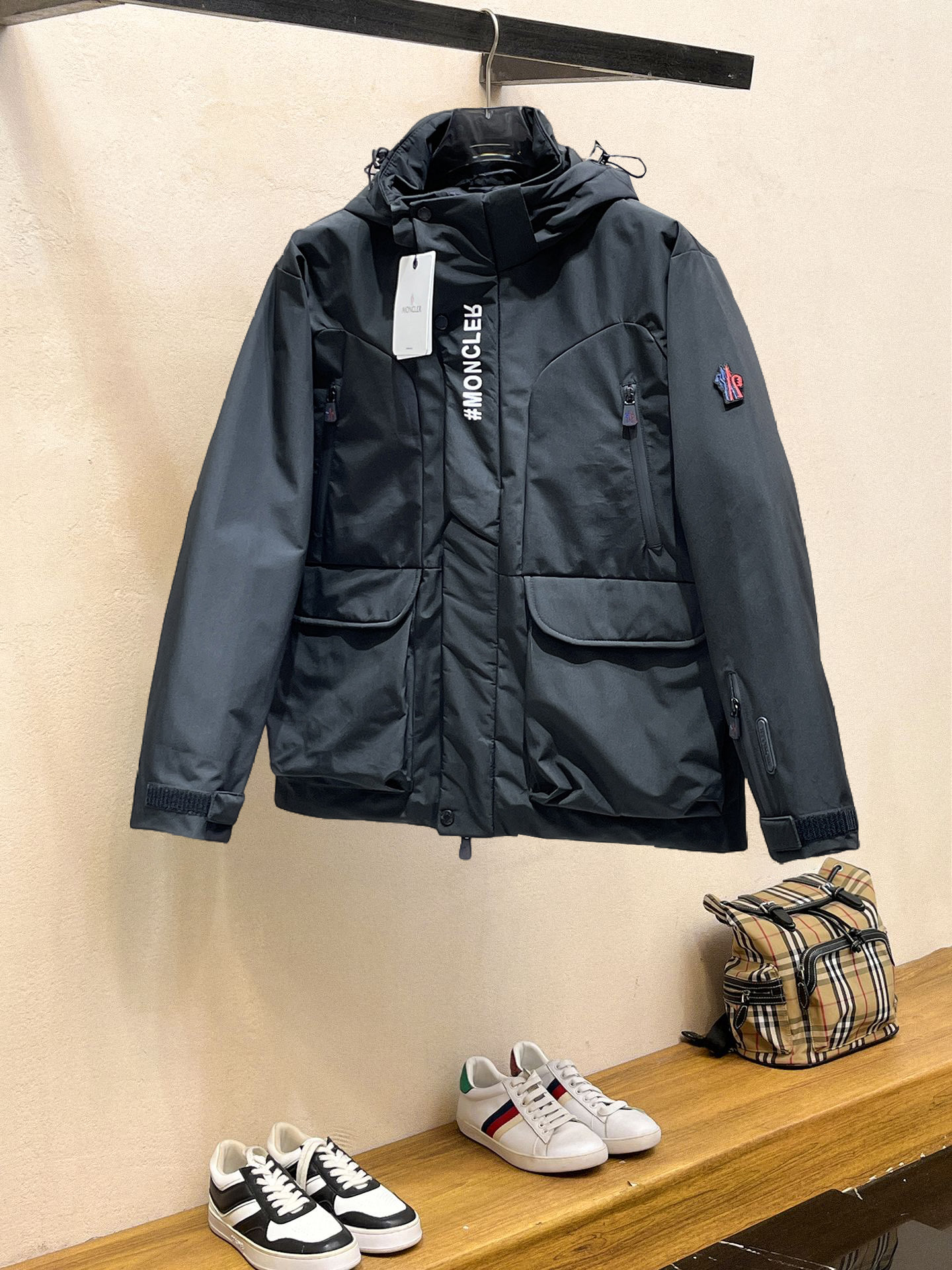 NO:685864,Mengkou 2025ss new winter product, fashionable top down jacket, filled with imported down, the highest quality on the market, imported fabrics, the highest lining standards, never running down, accessories and hardware are all custom-made from the original factory, 10 years of focus on clothing production, ensuring the smoothness of each piece of clothing, the Rolls Royce of down jackets, sizes M-L-XL-2XL-3XL,, Moncler, down jacket,19860909蒙口 2025ss冬季新品,时尚顶级羽绒服 填充进口羽绒朵,市面最高品质,进口面料,里布最高标准,绝不跑绒,辅料五金全部原厂定做,10年专注服装生产,保证每件衣服的平整性,羽绒服界的劳斯莱斯 尺码M-L-XL-2XL-3XL,,Moncler,down jacket,,Men's clothing