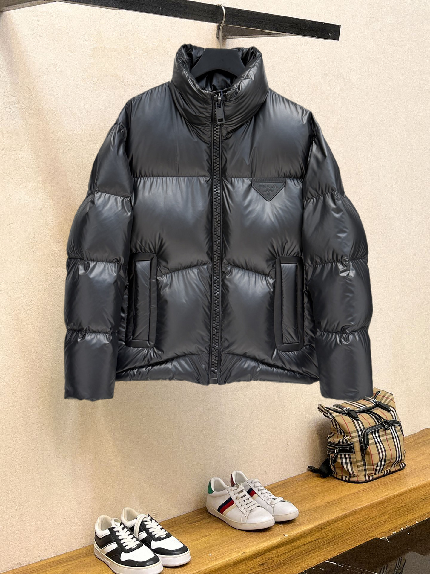 NO:685878,Prada 2025ss new winter products, fashionable top down jackets, filled with imported down, the highest quality on the market, imported fabrics, the highest lining standards, never running down, accessories and hardware are all custom-made from the original factory, 10 years of focus on clothing production, ensuring the smoothness of each piece of clothing, the Rolls Royce of down jackets, sizes M-L-XL-2XL-3XL,, prada, down jacket,19860909普拉达 2025ss冬季新品,时尚顶级羽绒服 填充进口羽绒朵,市面最高品质,进口面料,里布最高标准,绝不跑绒,辅料五金全部原厂定做,10年专注服装生产,保证每件衣服的平整性,羽绒服界的劳斯莱斯 尺码M-L-XL-2XL-3XL,,prada,down jacket,,Men's clothing