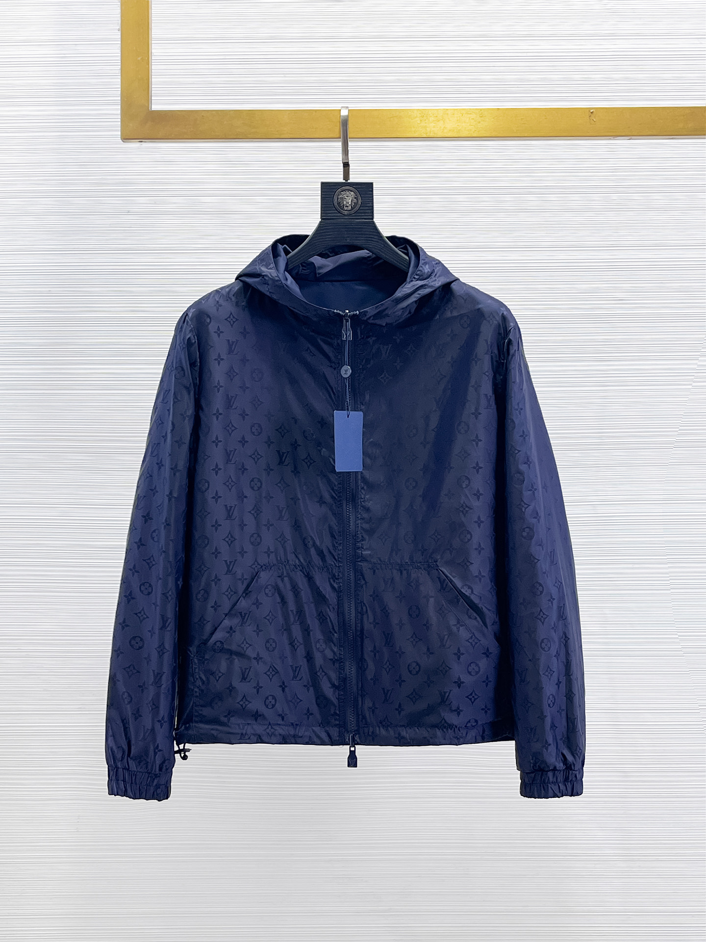 NO:869272,The same style as the LV official website, complete with three labels, sold in advance. 2026ss new spring men's jacket, reversible original single with three labels, high-end version. Custom-made fabrics at the counter. Highly breathable and comfortable, impeccable details, brand element design concept, reflecting high quality. Delicate and soft feel. Casual tailoring, excellent upper body shape. Size M~3XL, maximum wearing capacity is 195 pounds. Louis vuitton, jackets & coats,jackets & coats,19860909LV 官网同款,三标齐全,提前发售 2026ss开春新款男士夹克外套,双面穿原单三标齐全高端版本 专柜定制面料 透气舒适度高,细节无可挑剔,品牌元素设计理念,体现高品质.手感细腻柔软 呈现休闲裁剪,上身版型超赞 码数M～3XL,最大穿195斤,,louis vuitton,jackets & coats,jackets & coats,,Men's clothing