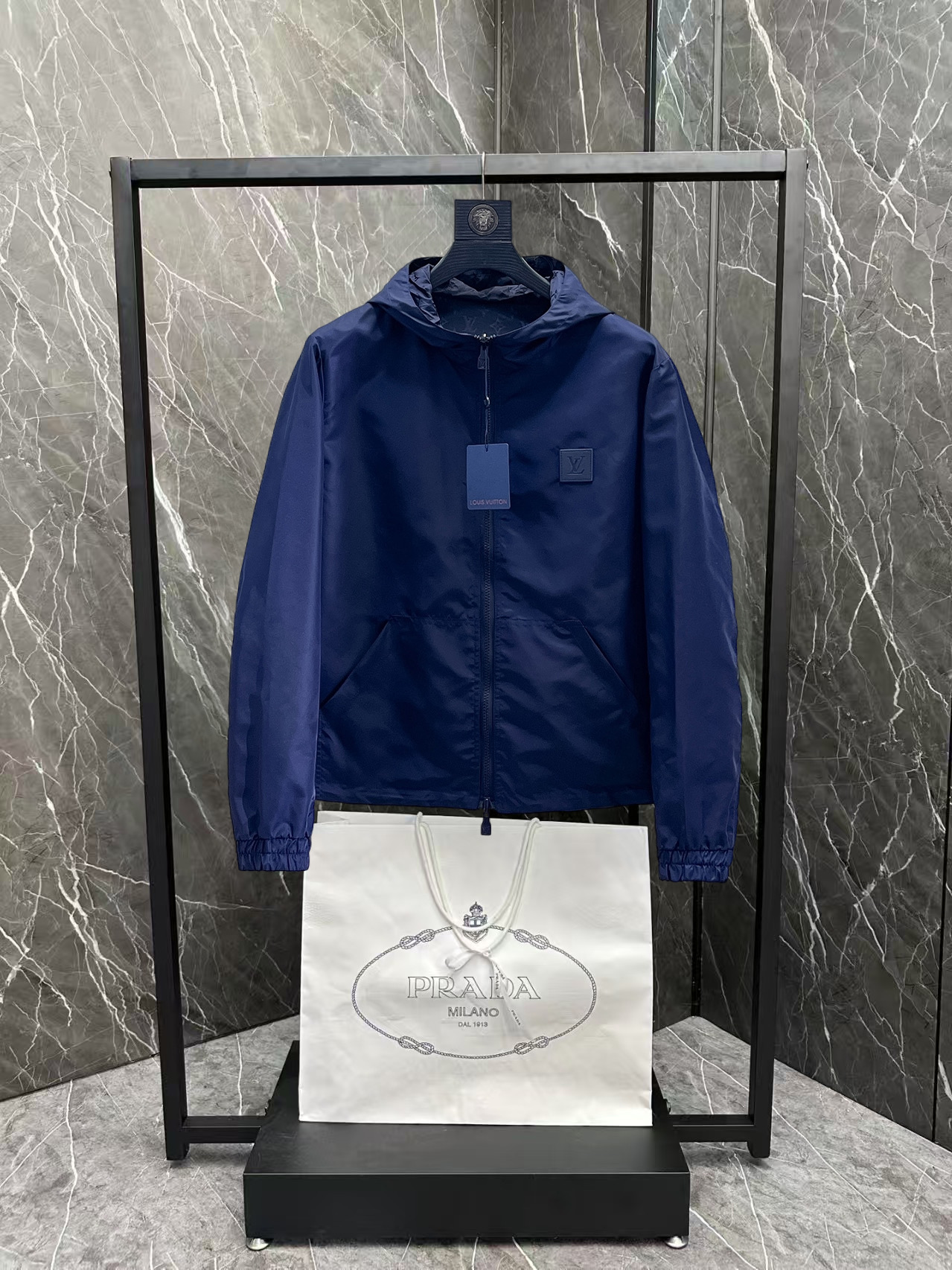 NO:876473,Same style as LV official website, complete with three labels, sold in advance. 2026ss spring new men's reversible jacket, original single with three labels, high-end version. Custom-made fabrics at the counter. Highly breathable and comfortable, impeccable details, brand element design concept, reflecting high quality. Delicate and soft feel. Casual tailoring, excellent upper body shape. Size M～3XL, maximum wear 195 catties,, Louis Vuitton, jackets & coats,jackets & coats,19860909LV 官网同款,三标齐全,提前发售 2026ss开春新款男士双面穿夹克外套,原单三标齐全高端版本 专柜定制面料 透气舒适度高,细节无可挑剔,品牌元素设计理念,体现高品质.手感细腻柔软 呈现休闲裁剪,上身版型超赞 码数M～3XL,最大穿195斤,,louis vuitton,jackets & coats,jackets & coats,,Men's clothing