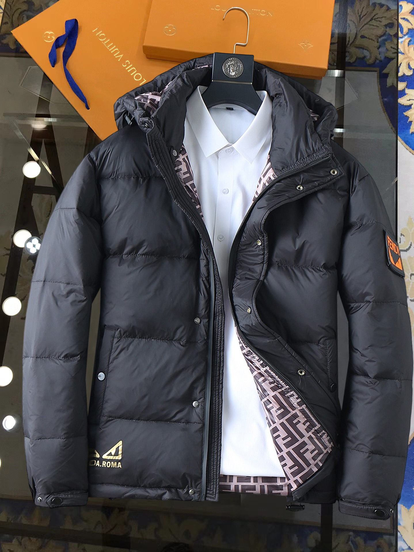 NO:728592,Support replacement after the year!  Fendi's new autumn and winter down jacket. This is known as the most expensive down jacket in the world, all 90 down. With a classic logo combination, it is full of visual impact at first sight. It has better thermal insulation performance, is light and not heavy, and has good loft recovery after compression, and it can gather heat and lock in temperature!  Personalized color matching design, fresh and energetic!  There are too many versions circulating in the market. In addition to the different fabrics and workmanship, the biggest difference is that the filling is not goose down at all but feather silk or velvet, etc., and it is not easy to distinguish for those who don’t understand. In addition, the fabrics and workmanship are definitely not of the same level. In short, look for us and you will never go astray. All the exclusive full colors are purchased from genuine development. If you understand the quality of our down jackets, you can safely recommend it with your eyes closed. The three standards are complete!  Uniform series for men and women!  Size M-3XL. Maximum wear capacity is 195 catties.,, fendi, down jacket,19860909支持年后退换！ 芬迪 秋冬新款羽绒服.这款号称羽绒服届最贵的,全部90绒的.带着经典的Logo组合搭配,第一眼看到就是满满的视觉冲击,保暖性能更出色,轻便不厚重,且压缩后的蓬松度恢复性好,聚热锁温！个性的拼色设计,清新有活力！市面流通的版本实在太多了,除了面料做工不同外,最大的区别就是填充物根本不是鹅绒而是羽丝或手感绒等等,而不懂的根本不容易区分.另外面料和做工也绝对不是一个级别,总之认准我们,让你绝对不跑偏,独家全色全部购入正版开发,懂我们家羽绒服质量的,完全可以放心闭眼推.三标齐全！男女同款系列！码数M-3XL.最大穿到195斤.,,fendi,down jacket,,Men's clothing