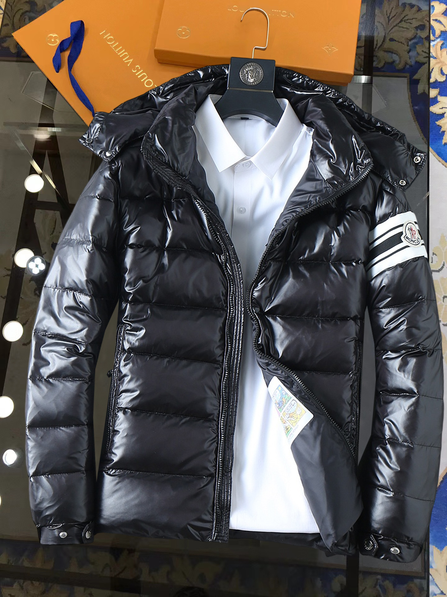 NO:728546,Support replacement after the year!  Mengkou's new autumn and winter down jacket. This is known as the most expensive down jacket in the world, all 90 down. It has a classic logo combination, and it is full of visual impact at first sight. It has better thermal insulation performance, is light and not heavy, and has good loft recovery after compression, and it can gather heat and lock in temperature!  Personalized color matching design, fresh and energetic!  There are too many versions circulating in the market. In addition to the different fabrics and workmanship, the biggest difference is that the filling is not goose down at all but feather silk or velvet, etc., and it is not easy to distinguish for those who don’t understand. In addition, the fabrics and workmanship are definitely not of the same level. In short, look for us and you will never go astray. All the exclusive full colors are purchased from genuine development. If you understand the quality of our down jackets, you can safely recommend it with your eyes closed. The three standards are complete!  Uniform series for men and women!  Size M-3XL. Maximum wear capacity is 195 pounds.,,Moncler,down jacket,19860909支持年后退换！ 蒙口 秋冬新款羽绒服.这款号称羽绒服届最贵的,全部90绒的.带着经典的Logo组合搭配,第一眼看到就是满满的视觉冲击,保暖性能更出色,轻便不厚重,且压缩后的蓬松度恢复性好,聚热锁温！个性的拼色设计,清新有活力！市面流通的版本实在太多了,除了面料做工不同外,最大的区别就是填充物根本不是鹅绒而是羽丝或手感绒等等,而不懂的根本不容易区分.另外面料和做工也绝对不是一个级别,总之认准我们,让你绝对不跑偏,独家全色全部购入正版开发,懂我们家羽绒服质量的,完全可以放心闭眼推.三标齐全！男女同款系列！码数M-3XL.最大穿到195斤.,,Moncler,down jacket,,Men's clothing