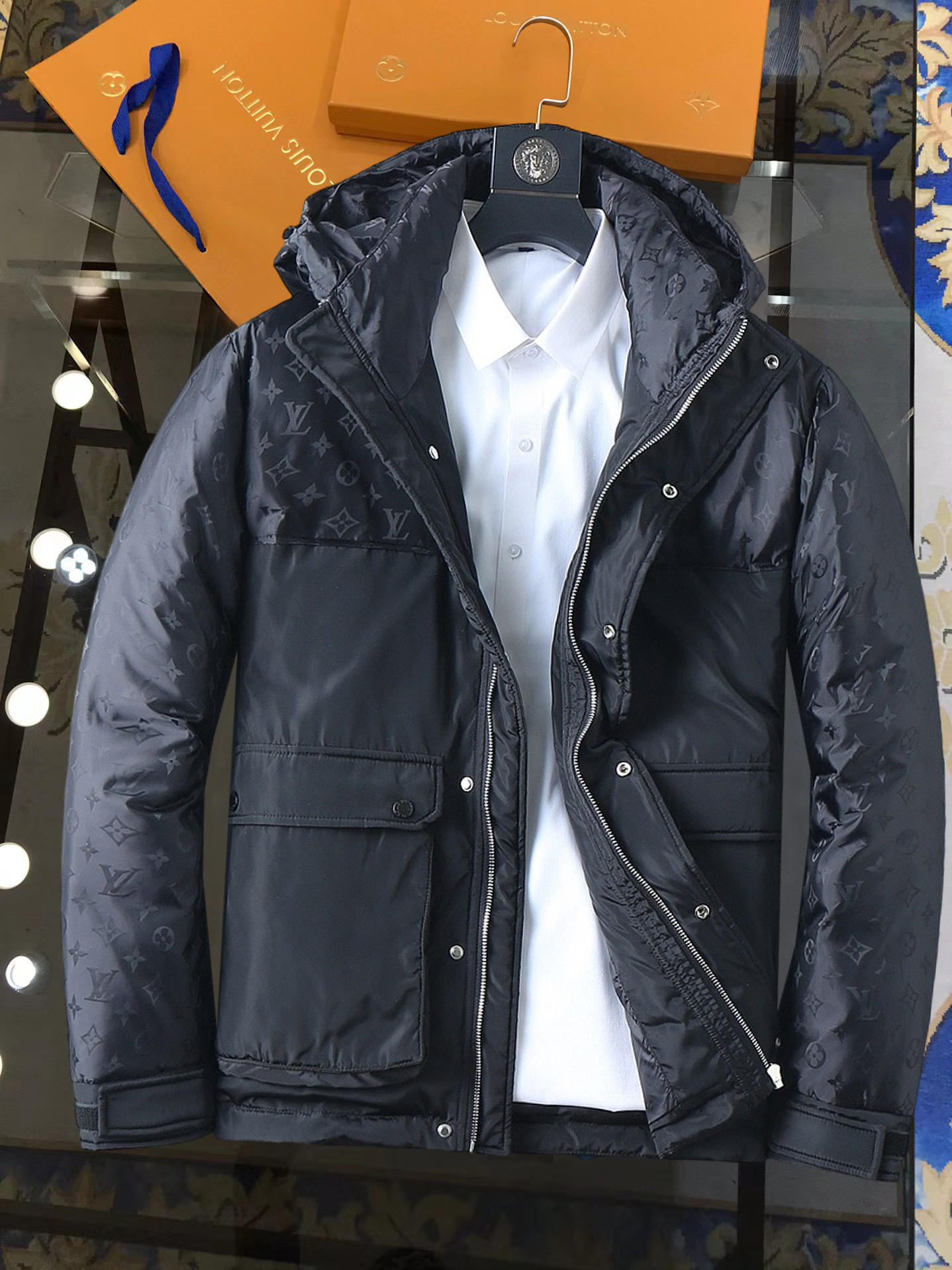 NO:728584,Support replacement after the year!  LV's new autumn and winter down jacket. This is known as the most expensive down jacket in the world, all 90 down. It has a classic logo combination, and it has a full visual impact at first sight. It has better thermal insulation performance, is light and not heavy, and has good loft recovery after compression, and it can gather heat and lock in temperature!  Personalized color matching design, fresh and energetic!  There are too many versions circulating in the market. In addition to the different fabrics and workmanship, the biggest difference is that the filling is not goose down at all but feather silk or velvet, etc., and it is not easy to distinguish for those who don’t understand. In addition, the fabrics and workmanship are definitely not of the same level. In short, look for us and you will never go astray. All the exclusive full colors are purchased from genuine development. If you understand the quality of our down jackets, you can safely recommend it with your eyes closed. The three standards are complete!  Uniform series for men and women!  Size M-3XL. Maximum wear is 195 pounds.,,louis vuitton,down jacket,19860909支持年后退换！ LV 秋冬新款羽绒服.这款号称羽绒服届最贵的,全部90绒的.带着经典的Logo组合搭配,第一眼看到就是满满的视觉冲击,保暖性能更出色,轻便不厚重,且压缩后的蓬松度恢复性好,聚热锁温！个性的拼色设计,清新有活力！市面流通的版本实在太多了,除了面料做工不同外,最大的区别就是填充物根本不是鹅绒而是羽丝或手感绒等等,而不懂的根本不容易区分.另外面料和做工也绝对不是一个级别,总之认准我们,让你绝对不跑偏,独家全色全部购入正版开发,懂我们家羽绒服质量的,完全可以放心闭眼推.三标齐全！男女同款系列！码数M-3XL.最大穿到195斤.,,louis vuitton,down jacket,,Men's clothing