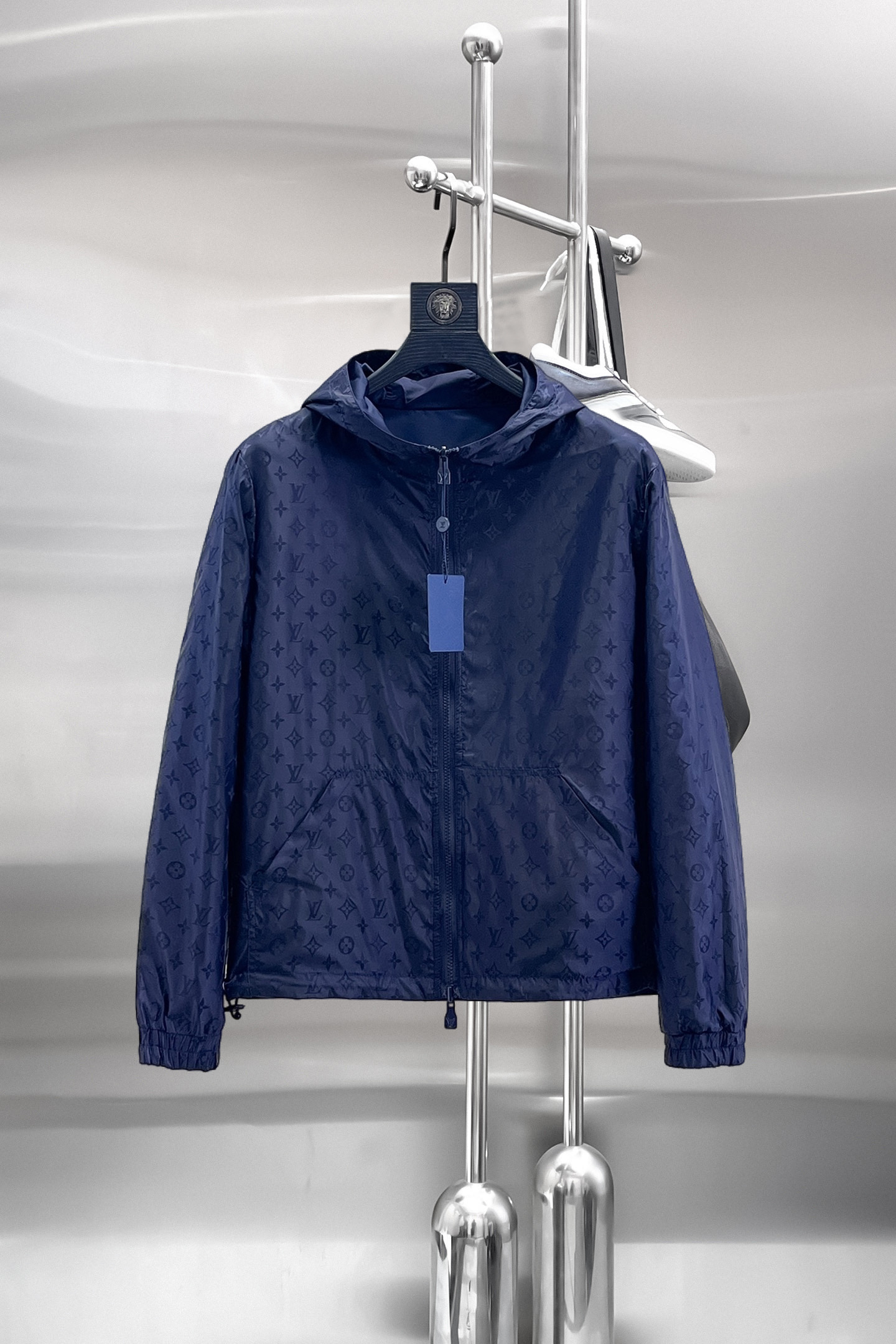 NO:849782,Same style as on LV official website, on sale in advance!  2026ss spring new men's reversible jacket, original single and three-label complete high-end version!  With hidden hood, custom-made fabrics at the counter, highly breathable and comfortable, impeccable details, brand element design concept, reflecting high quality. It feels delicate and soft!  It presents a casual cut and the upper body shape is awesome!  Size M～3XL, maximum wear is 195kg.,,louis vuitton,jackets & coats,jackets & coats,hats,19860909LV 官网同款,提前发售！2026ss开春新款男士双面穿夹克外套,原单三标齐全高端版本！带隐藏帽,专柜定制面料 透气舒适度高,细节无可挑剔,品牌元素设计理念,体现高品质.手感细腻柔软！呈现休闲裁剪,上身版型超赞！码数M～3XL,最大穿195斤.,,louis vuitton,jackets & coats,jackets & coats,hats,,Men's clothing