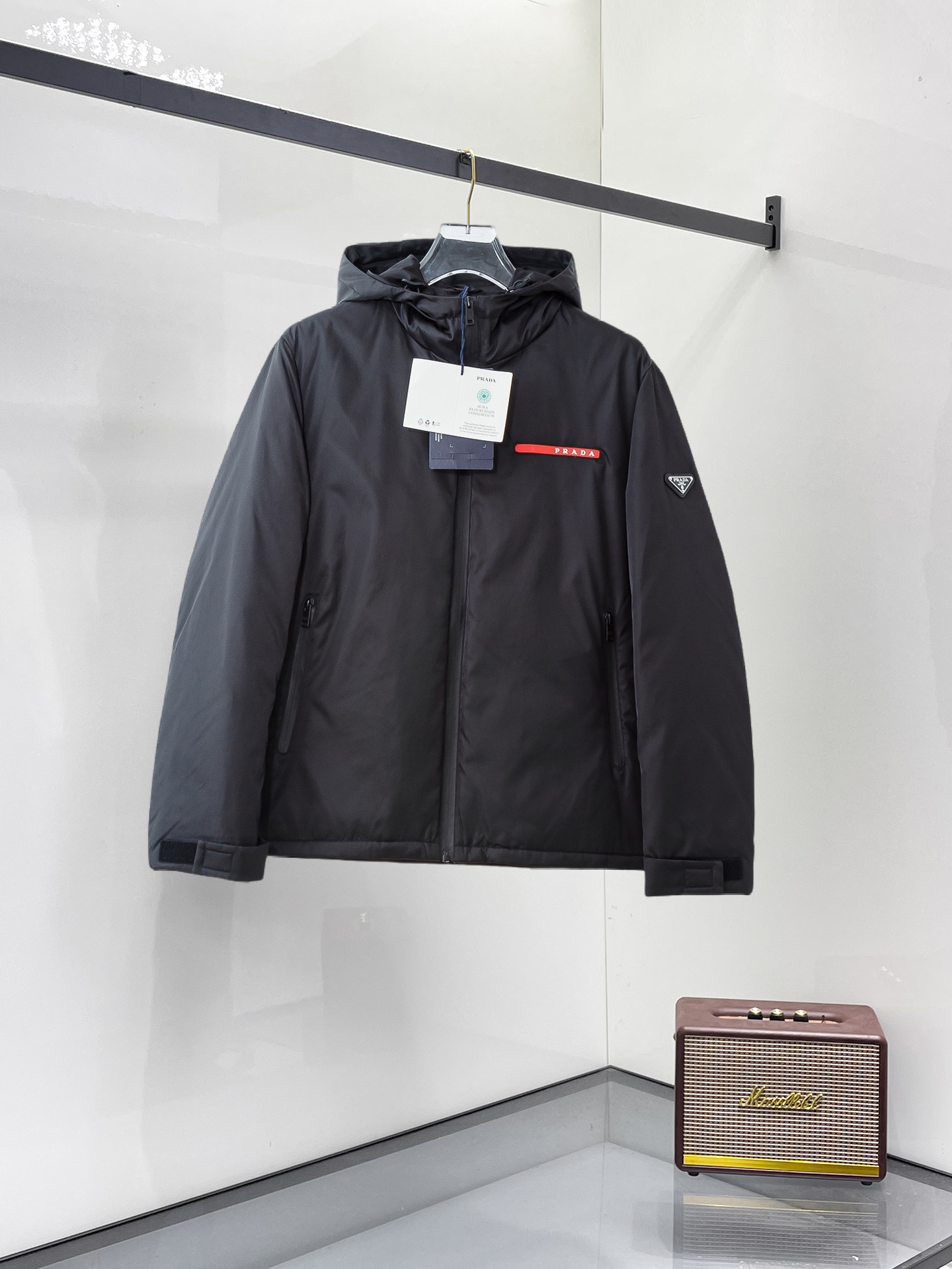 NO:731598,Support replacement after the year!  Prada's new 2025 autumn and winter down jacket. This is known as the most expensive down jacket in the world, all 90 down. With a classic logo combination, it is full of visual impact at first sight. It has better thermal insulation performance, is light and not heavy, and has good loft recovery after compression, and it can gather heat and lock in temperature!  Personalized color matching design, fresh and energetic!  There are too many versions circulating in the market. In addition to the different fabrics and workmanship, the biggest difference is that the filling is not goose down at all but feather silk or velvet, etc., and it is not easy to distinguish for those who don’t understand. In addition, the fabrics and workmanship are definitely not of the same level. In short, look for us and you will never go astray. All the exclusive full colors are purchased from genuine development. If you understand the quality of our down jackets, you can safely recommend it with your eyes closed. The three standards are complete!  Uniform series for men and women!  Size M-3XL. Maximum wear is 195 pounds.,,prada,down jacket,19860909支持年后退换！ 普拉达 2025秋冬新款羽绒服.这款号称羽绒服届最贵的,全部90绒的.带着经典的Logo组合搭配,第一眼看到就是满满的视觉冲击,保暖性能更出色,轻便不厚重,且压缩后的蓬松度恢复性好,聚热锁温！个性的拼色设计,清新有活力！市面流通的版本实在太多了,除了面料做工不同外,最大的区别就是填充物根本不是鹅绒而是羽丝或手感绒等等,而不懂的根本不容易区分.另外面料和做工也绝对不是一个级别,总之认准我们,让你绝对不跑偏,独家全色全部购入正版开发,懂我们家羽绒服质量的,完全可以放心闭眼推.三标齐全！男女同款系列！码数M-3XL.最大穿到195斤.,,prada,down jacket,,Men's clothing