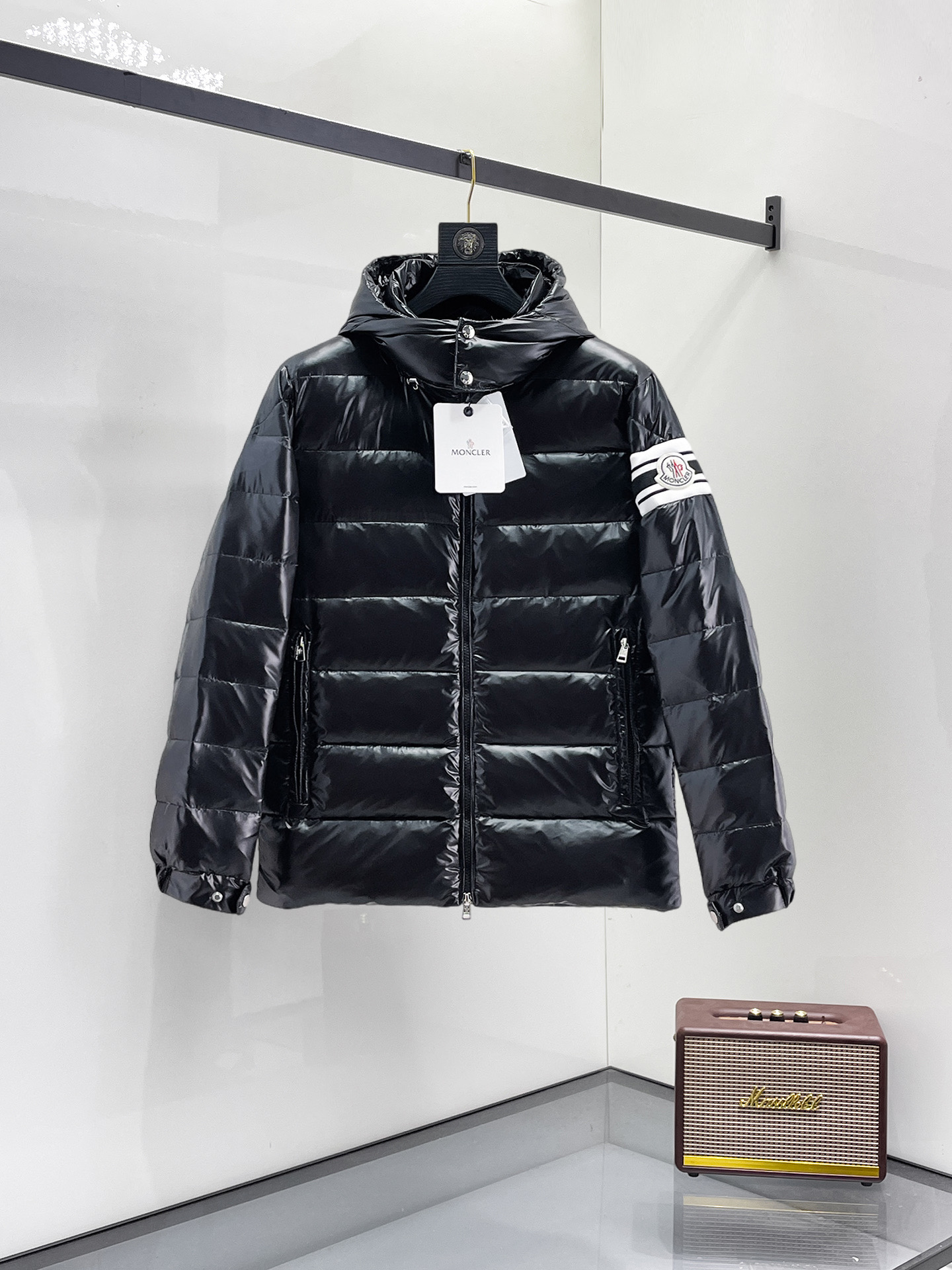 NO:731604,Support replacement after the year!  Mengkou's new 2025 autumn and winter down jacket. This is known as the most expensive down jacket in the world, all 90 down. With a classic logo combination, it is full of visual impact at first sight. It has better thermal insulation performance, is light and not heavy, and has good loft recovery after compression, and it can gather heat and lock in temperature!  Personalized color matching design, fresh and energetic!  There are too many versions circulating in the market. In addition to the different fabrics and workmanship, the biggest difference is that the filling is not goose down at all but feather silk or velvet, etc., and it is not easy to distinguish for those who don’t understand. In addition, the fabrics and workmanship are definitely not of the same level. In short, look for us and you will never go astray. All the exclusive full colors are purchased from genuine development. If you understand the quality of our down jackets, you can safely recommend it with your eyes closed. The three standards are complete!  Uniform series for men and women!  Size M-3XL. Maximum wear capacity is 195 pounds.,,Moncler,down jacket,19860909支持年后退换！ 蒙口 2025秋冬新款羽绒服.这款号称羽绒服届最贵的,全部90绒的.带着经典的Logo组合搭配,第一眼看到就是满满的视觉冲击,保暖性能更出色,轻便不厚重,且压缩后的蓬松度恢复性好,聚热锁温！个性的拼色设计,清新有活力！市面流通的版本实在太多了,除了面料做工不同外,最大的区别就是填充物根本不是鹅绒而是羽丝或手感绒等等,而不懂的根本不容易区分.另外面料和做工也绝对不是一个级别,总之认准我们,让你绝对不跑偏,独家全色全部购入正版开发,懂我们家羽绒服质量的,完全可以放心闭眼推.三标齐全！男女同款系列！码数M-3XL.最大穿到195斤.,,Moncler,down jacket,,Men's clothing