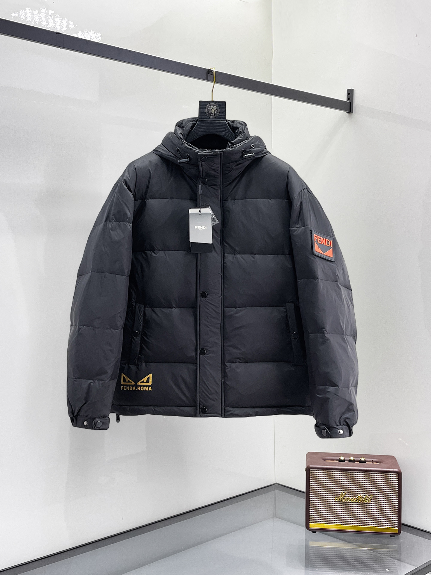 NO:731610,Support replacement after the year!  Fendi's new 2025 autumn and winter down jacket. This is known as the most expensive down jacket in the world, all 90 down. With a classic logo combination, it is full of visual impact at first sight. It has better thermal insulation performance, is light and not heavy, and has good loft recovery after compression, and it can gather heat and lock in temperature!  Personalized color matching design, fresh and energetic!  There are too many versions circulating in the market. In addition to the different fabrics and workmanship, the biggest difference is that the filling is not goose down at all but feather silk or velvet, etc., and it is not easy to distinguish for those who don’t understand. In addition, the fabrics and workmanship are definitely not of the same level. In short, look for us and you will never go astray. All the exclusive full colors are purchased from genuine development. If you understand the quality of our down jackets, you can safely recommend it with your eyes closed. The three standards are complete!  Uniform series for men and women!  Size M-3XL. Maximum wear capacity is 195 catties.,, fendi, down jacket,19860909支持年后退换！ 芬迪 2025秋冬新款羽绒服.这款号称羽绒服届最贵的,全部90绒的.带着经典的Logo组合搭配,第一眼看到就是满满的视觉冲击,保暖性能更出色,轻便不厚重,且压缩后的蓬松度恢复性好,聚热锁温！个性的拼色设计,清新有活力！市面流通的版本实在太多了,除了面料做工不同外,最大的区别就是填充物根本不是鹅绒而是羽丝或手感绒等等,而不懂的根本不容易区分.另外面料和做工也绝对不是一个级别,总之认准我们,让你绝对不跑偏,独家全色全部购入正版开发,懂我们家羽绒服质量的,完全可以放心闭眼推.三标齐全！男女同款系列！码数M-3XL.最大穿到195斤.,,fendi,down jacket,,Men's clothing