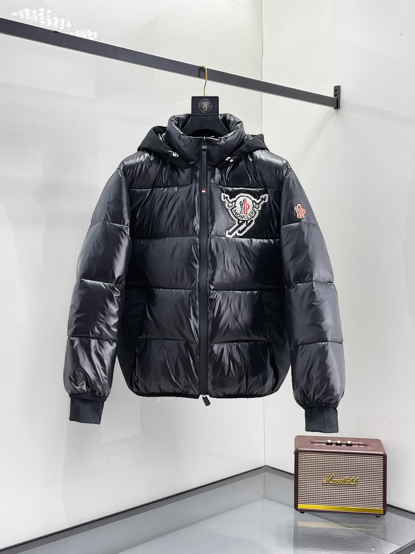 NO:731616,Support replacement after the year!  Mengkou's new 2025 autumn and winter down jacket. This is known as the most expensive down jacket in the world, all 90 down. With a classic logo combination, it is full of visual impact at first sight. It has better thermal insulation performance, is light and not heavy, and has good loft recovery after compression, and it can gather heat and lock in temperature!  Personalized color matching design, fresh and energetic!  There are too many versions circulating in the market. In addition to the different fabrics and workmanship, the biggest difference is that the filling is not goose down at all but feather silk or velvet, etc., and it is not easy to distinguish for those who don’t understand. In addition, the fabrics and workmanship are definitely not of the same level. In short, look for us and you will never go astray. All the exclusive full colors are purchased from genuine development. If you understand the quality of our down jackets, you can safely recommend it with your eyes closed. The three standards are complete!  Uniform series for men and women!  Size M-3XL. Maximum wear capacity is 195 pounds.,,Moncler,down jacket,19860909支持年后退换！ 蒙口 2025秋冬新款羽绒服.这款号称羽绒服届最贵的,全部90绒的.带着经典的Logo组合搭配,第一眼看到就是满满的视觉冲击,保暖性能更出色,轻便不厚重,且压缩后的蓬松度恢复性好,聚热锁温！个性的拼色设计,清新有活力！市面流通的版本实在太多了,除了面料做工不同外,最大的区别就是填充物根本不是鹅绒而是羽丝或手感绒等等,而不懂的根本不容易区分.另外面料和做工也绝对不是一个级别,总之认准我们,让你绝对不跑偏,独家全色全部购入正版开发,懂我们家羽绒服质量的,完全可以放心闭眼推.三标齐全！男女同款系列！码数M-3XL.最大穿到195斤.,,Moncler,down jacket,,Men's clothing