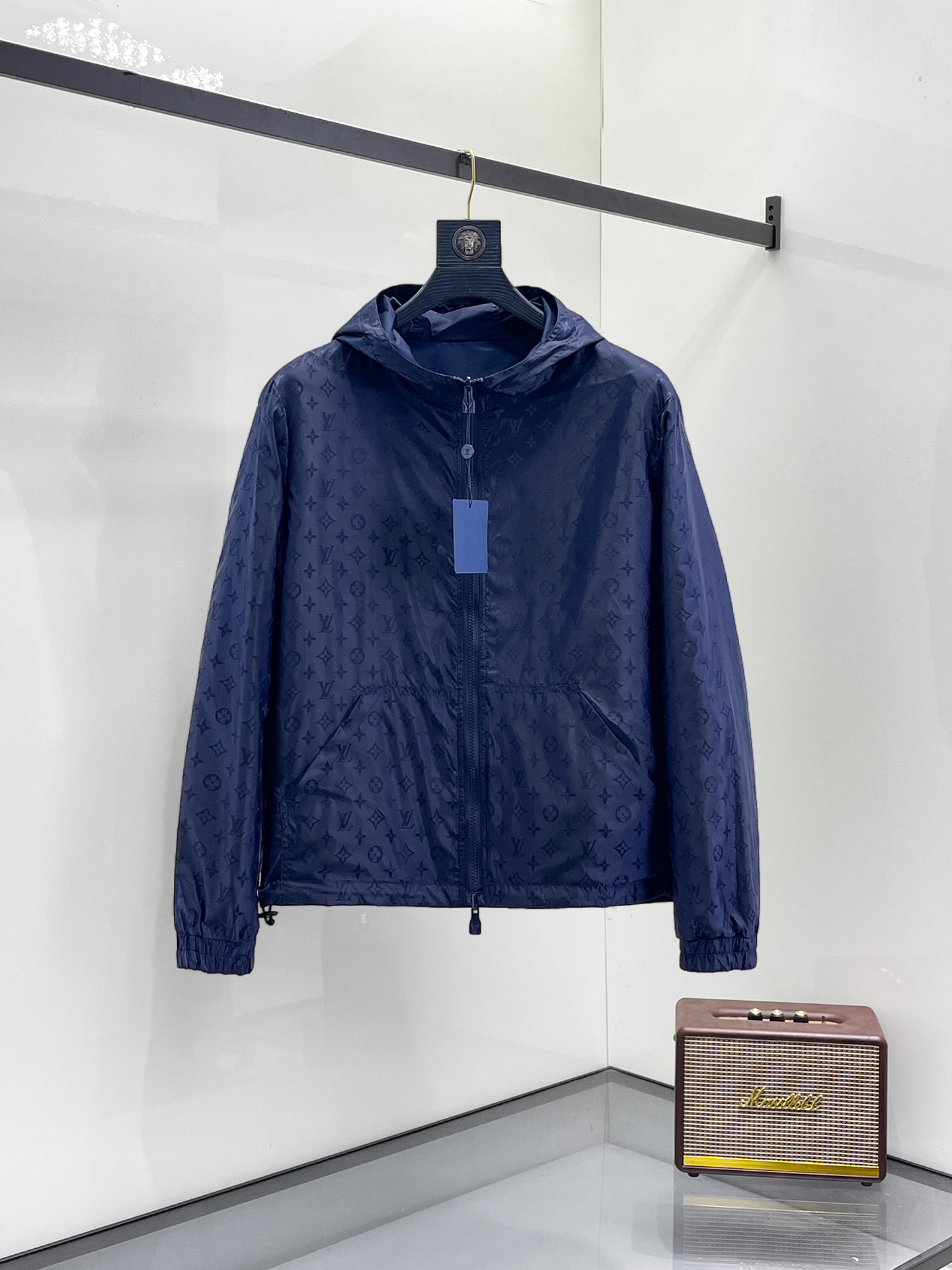 NO:731455,Support replacement after the year!  The same style as the LV official website, complete with three labels, sold in advance. 2025ss new autumn men's reversible jacket, original single with three labels, high-end version. Custom-made fabrics at the counter. Highly breathable and comfortable, impeccable details, brand element design concept, reflecting high quality. Delicate and soft feel. Casual tailoring, excellent upper body shape. Size M~3XL, maximum wear 195 catties,, Louis Vuitton, jackets & coats,jackets & coats,19860909支持年后退换！ LV 官网同款,三标齐全,提前发售 2025ss开秋新款男士双面穿夹克外套,原单三标齐全高端版本 专柜定制面料 透气舒适度高,细节无可挑剔,品牌元素设计理念,体现高品质.手感细腻柔软 呈现休闲裁剪,上身版型超赞 码数M～3XL,最大穿195斤,,louis vuitton,jackets & coats,jackets & coats,,Men's clothing