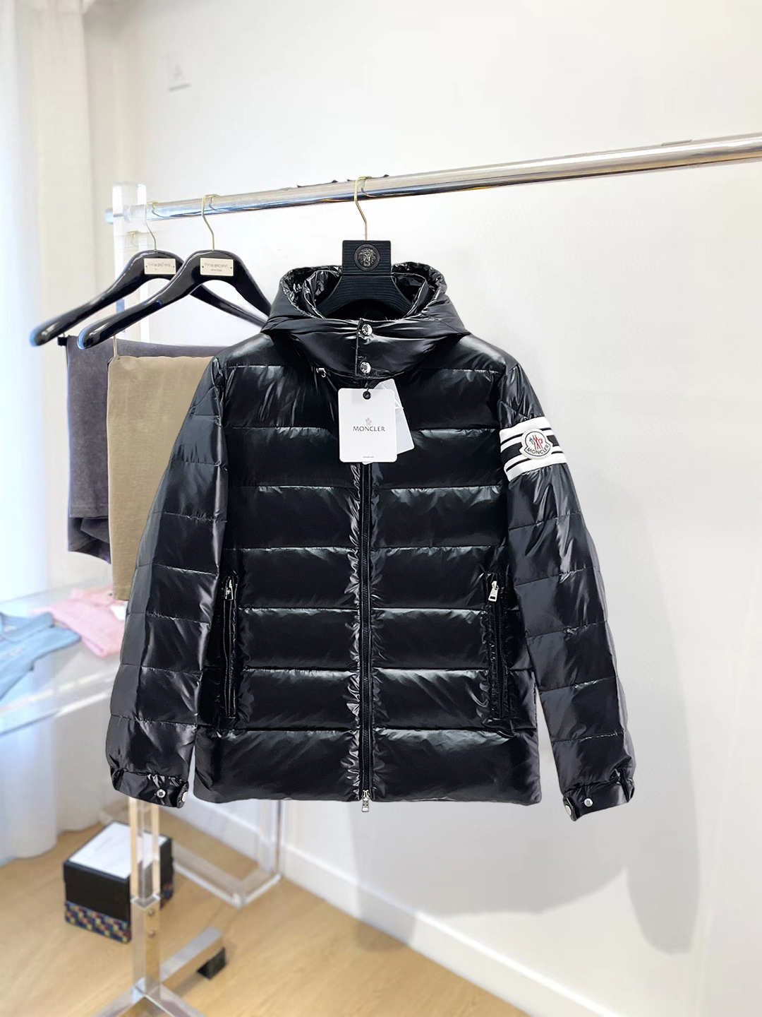 NO:712633,Support replacement after the year!  Mengkou 2025 winter new down 90 white duck down jacket, the new product on the show is in perfect condition, comfortable and warm, the color is full and attractive, the very outstanding design can easily enhance the fashion sense, the workmanship is extremely sophisticated and rigorous, and the wiring is neat and meticulous!  A masterpiece from a famous designer!  The upper body does not look bloated and is super handsome!  Counter size M～XXXL,,Moncler,jackets & coats,down jacket,19860909支持年后退换！ 蒙口 2025冬季新款羽绒90白鸭绒外套,秀场新品品相非常完美,舒适保暖,色泽饱满诱人,非常出彩的设计,轻松将时髦感进阶,做工极为考究严谨,走线工整细致！大牌设计师巨作！上身不显臃肿、超级帅气！柜台码数M～XXXL,,Moncler,jackets & coats,down jacket,,Men's clothing