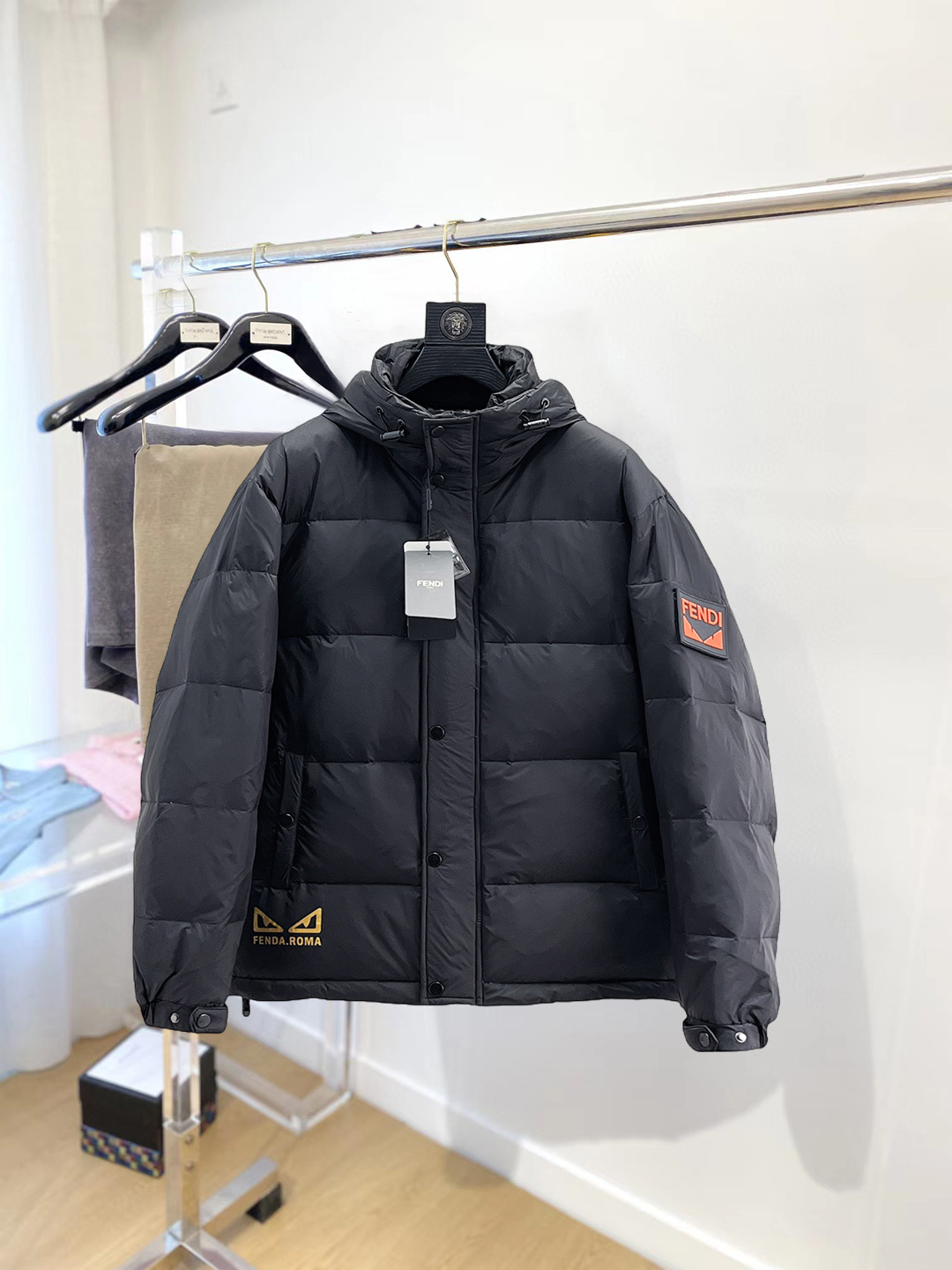 NO:712636,Support replacement after the year!  Fendi 2025 winter new down 90 white duck down jacket, the new product on the show is in perfect condition, comfortable and warm, the color is full and attractive, the very outstanding design can easily enhance the fashion sense, the workmanship is extremely sophisticated and rigorous, and the wiring is neat and meticulous!  A masterpiece from a famous designer!  The upper body does not look bloated and is super handsome!  Counter size M～XXXL,,fendi,jackets & coats,down jacket,19860909支持年后退换！ 芬迪 2025冬季新款羽绒90白鸭绒外套,秀场新品品相非常完美,舒适保暖,色泽饱满诱人,非常出彩的设计,轻松将时髦感进阶,做工极为考究严谨,走线工整细致！大牌设计师巨作！上身不显臃肿、超级帅气！柜台码数M～XXXL,,fendi,jackets & coats,down jacket,,Men's clothing