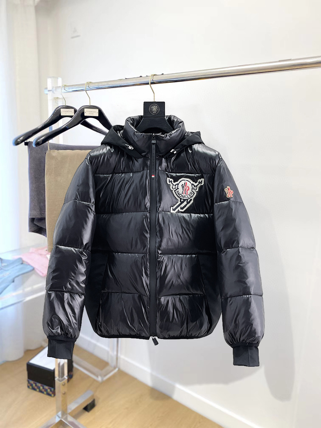 NO:712639,Support replacement after the year!  Mengkou 2025 winter new down 90 white duck down jacket, the new product on the show is in perfect condition, comfortable and warm, the color is full and attractive, the very outstanding design can easily enhance the fashion sense, the workmanship is extremely sophisticated and rigorous, and the wiring is neat and meticulous!  A masterpiece from a famous designer!  The upper body does not look bloated and is super handsome!  Counter size M～XXXL,,Moncler,jackets & coats,down jacket,19860909支持年后退换！ 蒙口 2025冬季新款羽绒90白鸭绒外套,秀场新品品相非常完美,舒适保暖,色泽饱满诱人,非常出彩的设计,轻松将时髦感进阶,做工极为考究严谨,走线工整细致！大牌设计师巨作！上身不显臃肿、超级帅气！柜台码数M～XXXL,,Moncler,jackets & coats,down jacket,,Men's clothing