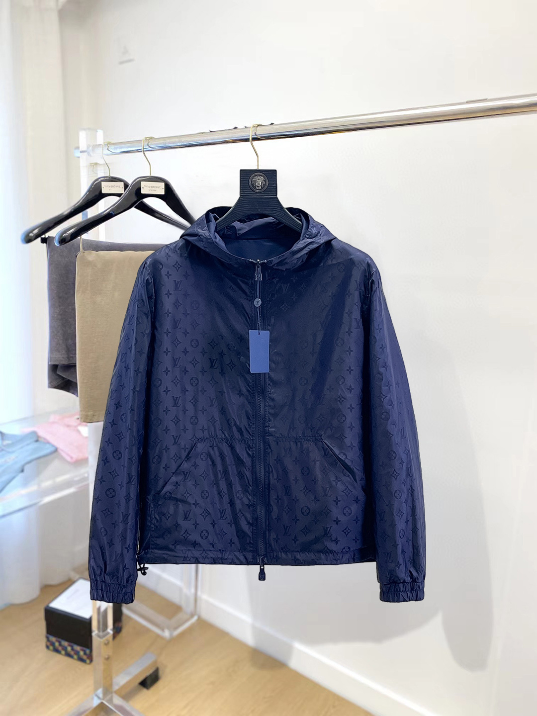 NO:712627,Support replacement after the year!  Same style as on LV official website, on sale in advance!  2025ss new autumn men's reversible jacket, original single and three-label complete high-end version!  , counter-customized fabrics with high breathability and comfort, impeccable details, brand element design concept, reflecting high quality. It feels delicate and soft!  It presents a casual cut and the upper body shape is awesome!  Size M～3XL, maximum wearing capacity is 195 catties.,,louis vuitton,jackets & coats,jackets & coats,19860909支持年后退换！LV 官网同款,提前发售！2025ss开秋新款男士双面穿夹克外套,原单三标齐全高端版本！,专柜定制面料 透气舒适度高,细节无可挑剔,品牌元素设计理念,体现高品质.手感细腻柔软！呈现休闲裁剪,上身版型超赞！码数M～3XL,最大穿195斤.,,louis vuitton,jackets & coats,jackets & coats,,Men's clothing