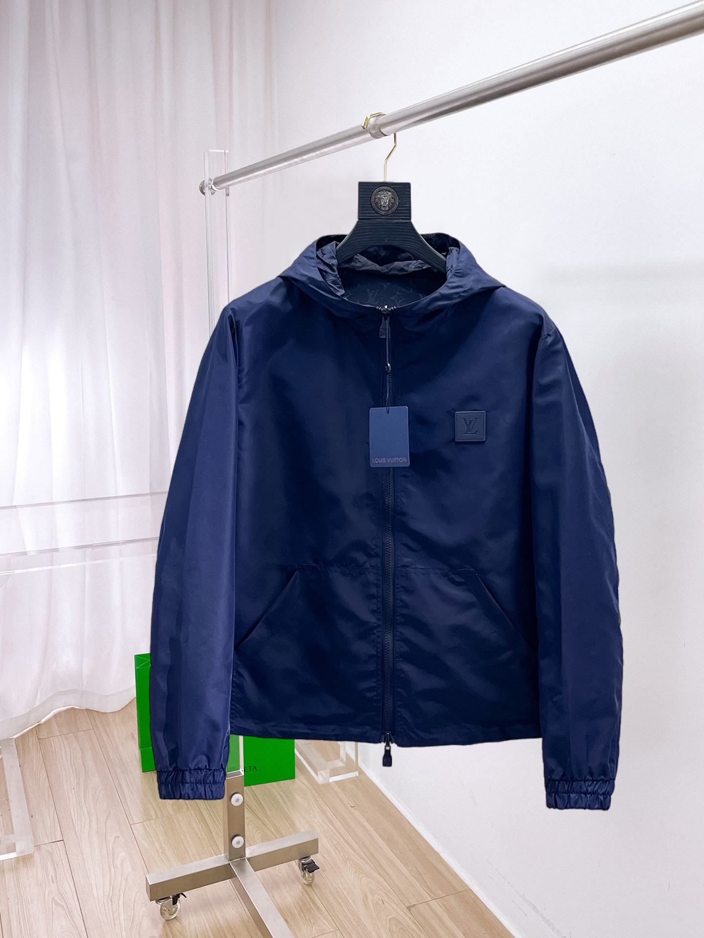 NO:905205,Hot new autumn style, same style as LV official website, on sale in advance!  2026ss new autumn men's reversible jacket, original single triangle logo high-end version!  Custom-made fabrics at the counter are highly breathable and comfortable, with impeccable details and brand element design concepts, reflecting high quality. It feels delicate and soft!  It presents a casual cut and the upper body shape is awesome!  Size M～3XL, maximum wearing capacity is 195 catties.,,louis vuitton,jackets & coats,jackets & coats,19860909新秋爆款,LV 官网同款,提前发售！2026ss开秋新款男士双面穿夹克外套,原单三角标高端版本！专柜定制面料 透气舒适度高,细节无可挑剔,品牌元素设计理念,体现高品质.手感细腻柔软！呈现休闲裁剪,上身版型超赞！码数M～3XL,最大穿195斤.,,louis vuitton,jackets & coats,jackets & coats,,Men's clothing