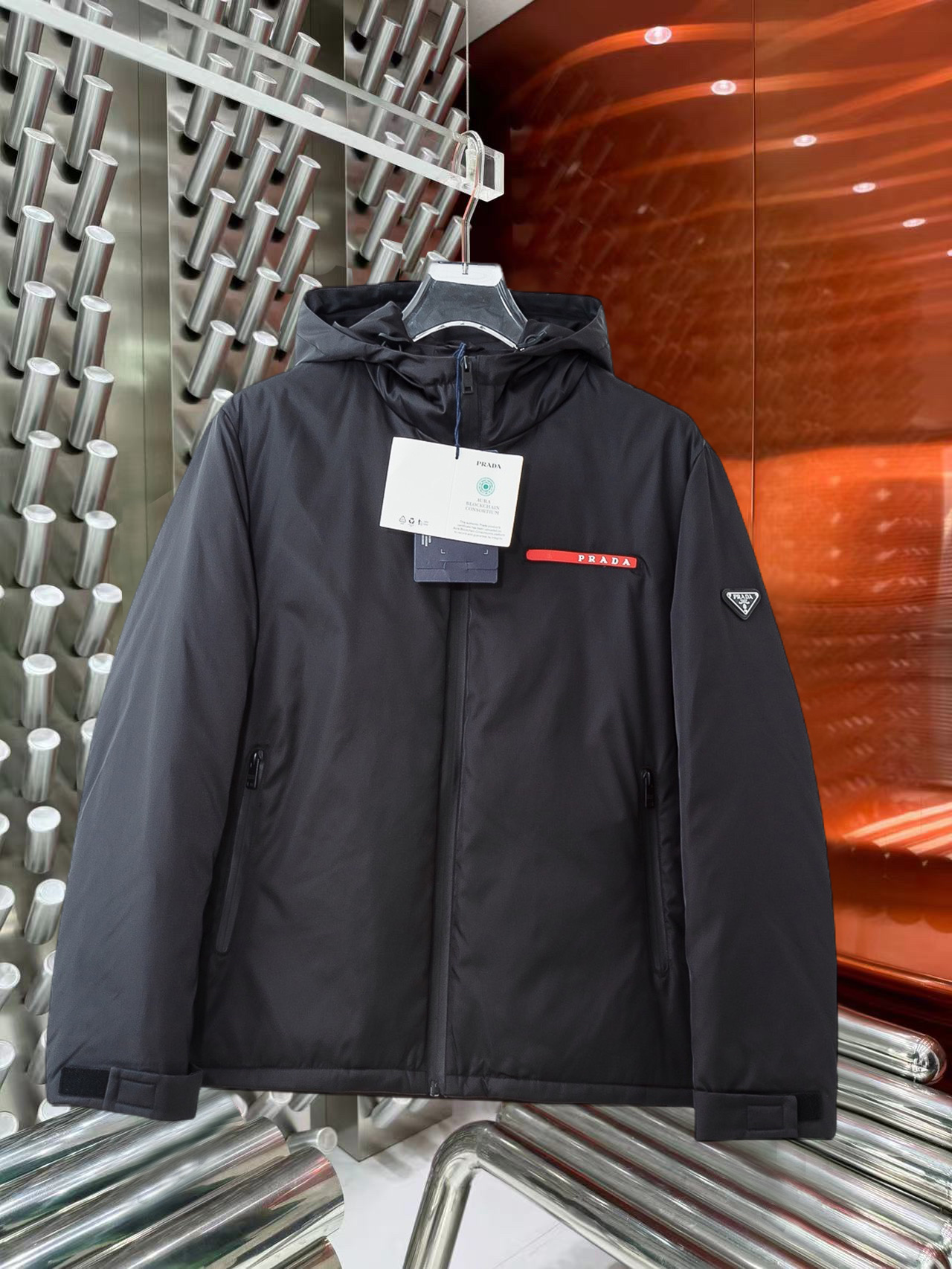 NO:731672,Support replacement after the year!  Prada 2025ss new winter product, fashionable top down jacket, filled with imported down, the highest quality on the market, imported fabrics, the highest lining standards, no down, all accessories and hardware are custom-made from the original factory, 10 years of focus on clothing production, ensuring the smoothness of each piece of clothing, the Rolls-Royce of the down jacket industry, sizes M-L-XL-2XL-3XL,, prada, down jacket,19860909支持年后退换！ 普拉达 2025ss冬季新品,时尚顶级羽绒服 填充进口羽绒朵,市面最高品质,进口面料,里布最高标准,绝不跑绒,辅料五金全部原厂定做,10年专注服装生产,保证每件衣服的平整性,羽绒服界的劳斯莱斯 尺码M-L-XL-2XL-3XL,,prada,down jacket,,Men's clothing