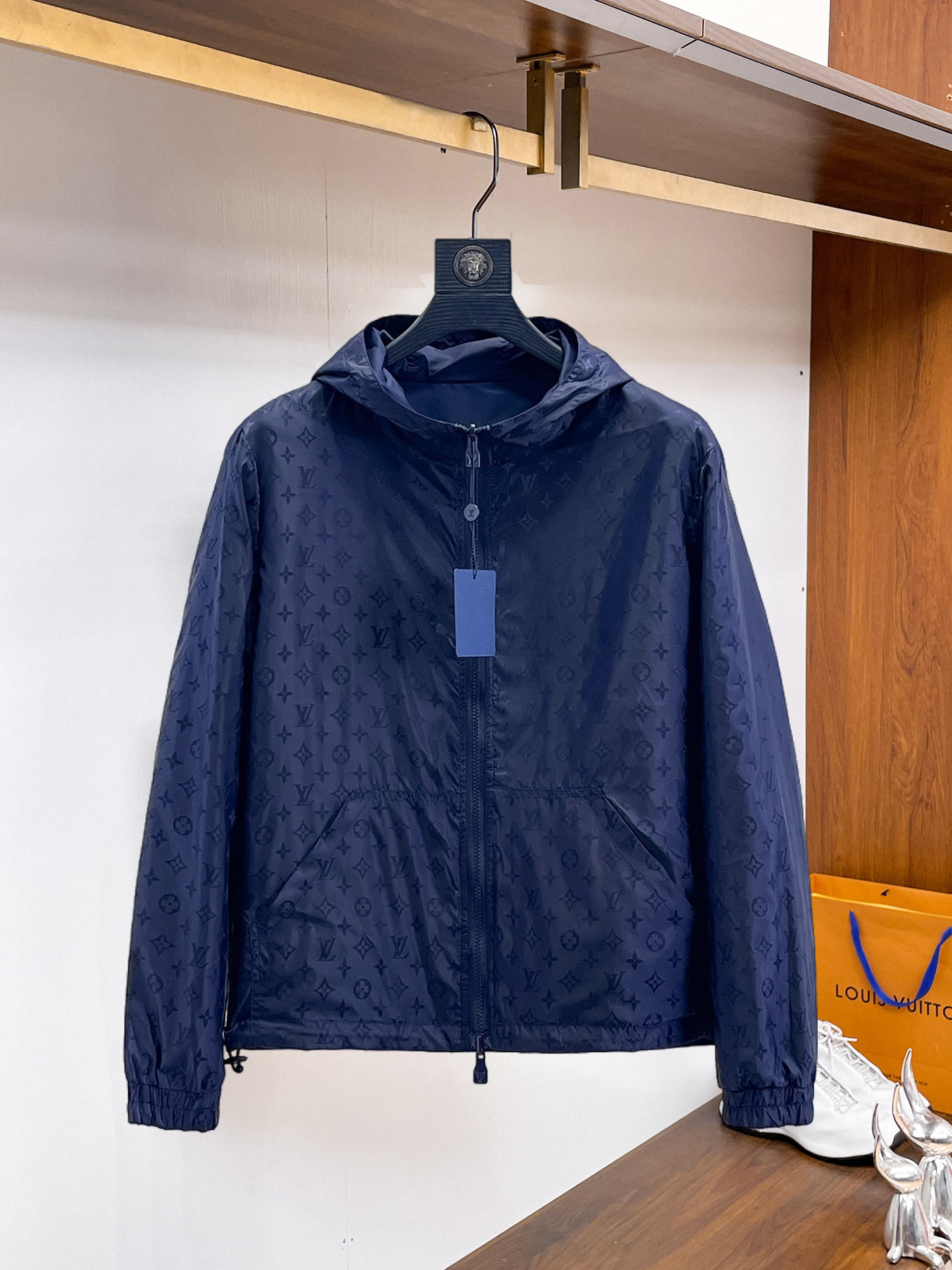 NO:937708,The same style as the LV official website, complete with three labels, on sale in advance. 2026ss new autumn men's jacket, high-end version with complete three labels of the original order. Custom-made fabrics at the counter. Highly breathable and comfortable, impeccable details, brand element design concept, reflecting high quality. Delicate and soft feel. Casual tailoring, excellent upper body shape. Size M～3XL, maximum weight, Louis Vuitton, jackets & coats, jackets & coats,19860909LV 官网同款,三标齐全,提前发售 2026ss开秋新款男士夹克外套,原单三标齐全高端版本 专柜定制面料 透气舒适度高,细节无可挑剔,品牌元素设计理念,体现高品质.手感细腻柔软 呈现休闲裁剪,上身版型超赞 码数M～3XL,最大穿斤,,louis vuitton,jackets & coats,jackets & coats,,Men's clothing