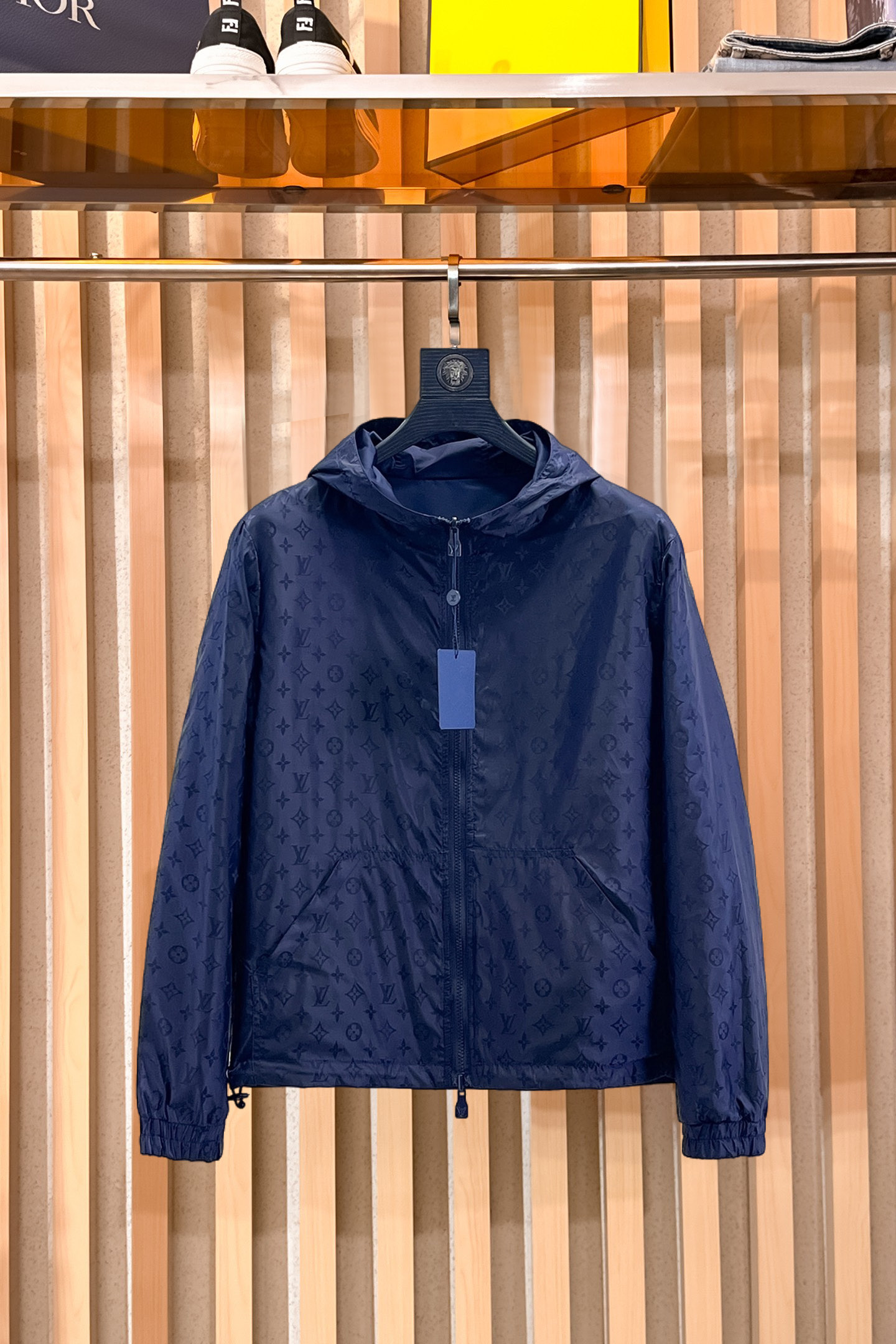 NO:870017,Same style as on LV official website, on sale in advance!  2026ss spring new men's reversible jacket, original single and three-label complete high-end version!  With hidden hood, custom-made fabrics at the counter, highly breathable and comfortable, impeccable details, brand element design concept, reflecting high quality. It feels delicate and soft!  It presents a casual cut and the upper body shape is awesome!  Size M～3XL, maximum wear is 195kg.,,louis vuitton,jackets & coats,jackets & coats,hats,19860909LV 官网同款,提前发售！2026ss开春新款男士双面穿夹克外套,原单三标齐全高端版本！带隐藏帽,专柜定制面料 透气舒适度高,细节无可挑剔,品牌元素设计理念,体现高品质.手感细腻柔软！呈现休闲裁剪,上身版型超赞！码数M～3XL,最大穿195斤.,,louis vuitton,jackets & coats,jackets & coats,hats,,Men's clothing