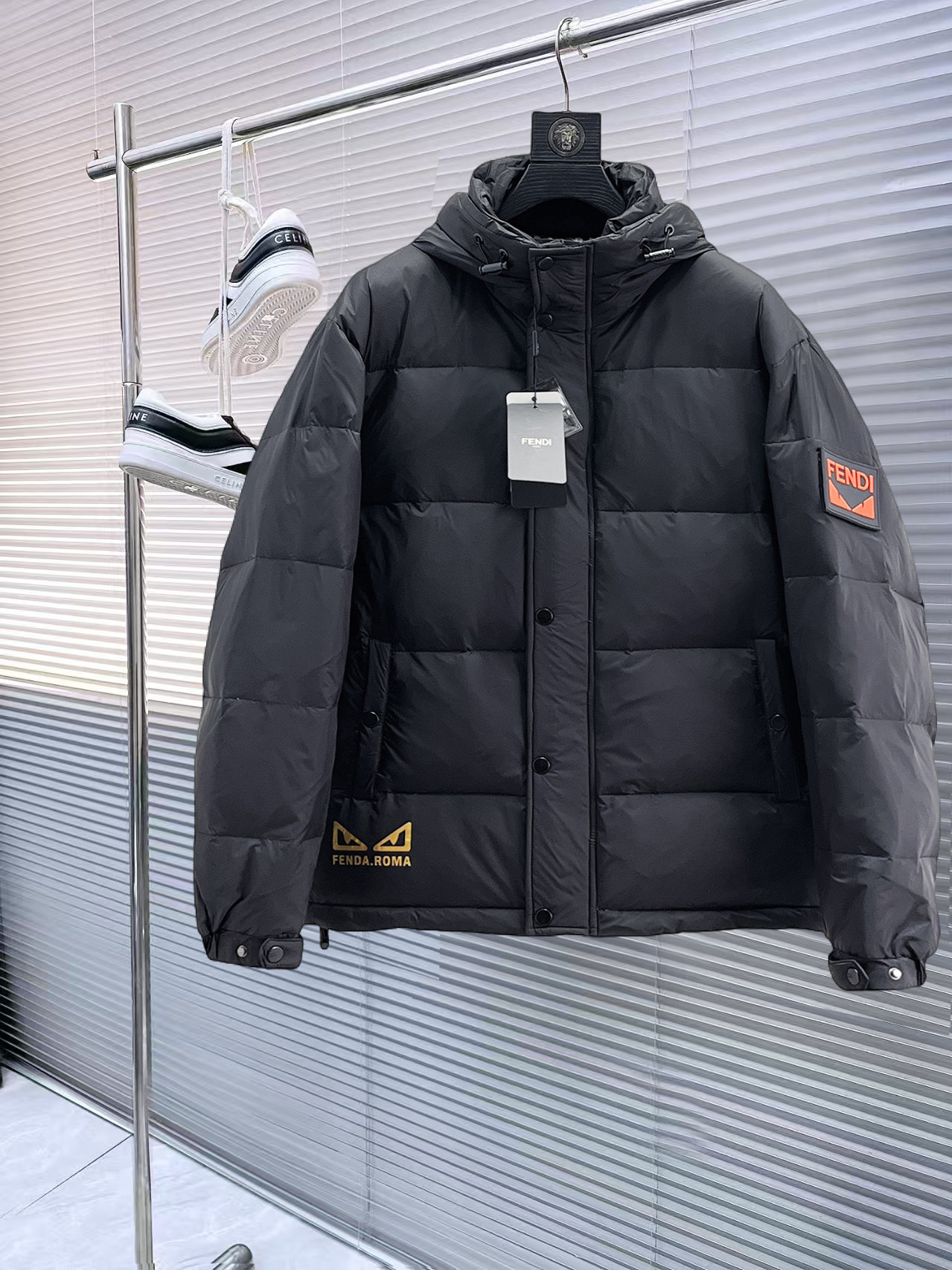 NO:727932,Support replacement after the year!  Fendi's new 2025 autumn and winter down jacket. This is known as the most expensive down jacket in the industry, all 90 down. With a classic logo combination, it is full of visual impact at first sight. It has better thermal insulation performance, is light and not heavy, and has good loft recovery after compression, and it can gather heat and lock in temperature!  Personalized color matching design, fresh and energetic!  There are too many versions circulating in the market. In addition to the different fabrics and workmanship, the biggest difference is that the filling is not goose down at all but feather silk or velvet, etc., and it is not easy to distinguish for those who don’t understand. In addition, the fabrics and workmanship are definitely not of the same level. In short, look for us and you will never go astray. All the exclusive full colors are purchased from genuine development. If you understand the quality of our down jackets, you can safely recommend it with your eyes closed. The three standards are complete!  Uniform series for men and women!  Size M-3XL. Maximum wear capacity is 195 catties.,, fendi, down jacket,19860909支持年后退换！ 芬迪 2025秋冬新款羽绒服.这款号称羽服届最贵的,全部90绒的.带着经典的Logo组合搭配,第一眼看到就是满满的视觉冲击,保暖性能更出色,轻便不厚重,且压缩后的蓬松度恢复性好,聚热锁温！个性的拼色设计,清新有活力！市面流通的版本实在太多了,除了面料做工不同外,最大的区别就是填充物根本不是鹅绒而是羽丝或手感绒等等,而不懂的根本不容易区分.另外面料和做工也绝对不是一个级别,总之认准我们,让你绝对不跑偏,独家全色全部购入正版开发,懂我们家羽绒服质量的,完全可以放心闭眼推.三标齐全！男女同款系列！码数M-3XL.最大穿到195斤.,,fendi,down jacket,,Men's clothing