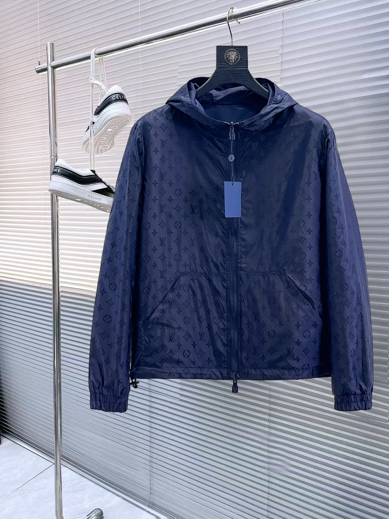 NO:731823,Same style as on LV official website, on sale in advance!  2026ss spring new men's reversible jacket, original single and three-label complete high-end version!  With hidden hood, custom-made fabrics at the counter, highly breathable and comfortable, impeccable details, brand element design concept, reflecting high quality. It feels delicate and soft!  It presents a casual cut and the upper body shape is awesome!  Size M～3XL, maximum wear is 195kg.,,louis vuitton,jackets & coats,jackets & coats,hats,19860909LV 官网同款,提前发售！2026ss开春新款男士双面穿夹克外套,原单三标齐全高端版本！带隐藏帽,专柜定制面料 透气舒适度高,细节无可挑剔,品牌元素设计理念,体现高品质.手感细腻柔软！呈现休闲裁剪,上身版型超赞！码数M～3XL,最大穿195斤.,,louis vuitton,jackets & coats,jackets & coats,hats,,Men's clothing