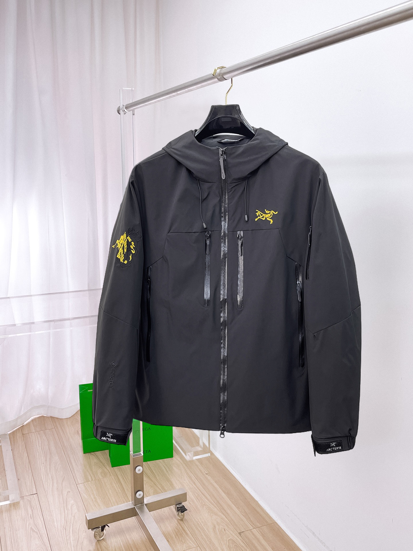 NO:905211,The hot new autumn model, the same model as the Archaeopteryx official website, is on sale in advance!  2026ss new autumn men's jacket, original high-end version with triangle logo!  Custom-made fabrics at the counter are highly breathable and comfortable, with impeccable details and brand element design concepts, reflecting high quality. It feels delicate and soft!  It presents a casual cut and the upper body shape is awesome!  Size M～3XL, maximum wearing capacity is 195 catties.,arc'teryx,jackets & coats,jackets & coats,19860909新秋爆款,始祖鸟 官网同款,提前发售！2026ss开秋新款男士夹克外套,原单三角标高端版本！专柜定制面料 透气舒适度高,细节无可挑剔,品牌元素设计理念,体现高品质.手感细腻柔软！呈现休闲裁剪,上身版型超赞！码数M～3XL,最大穿195斤.,arc'teryx,jackets & coats,jackets & coats,,Men's clothing