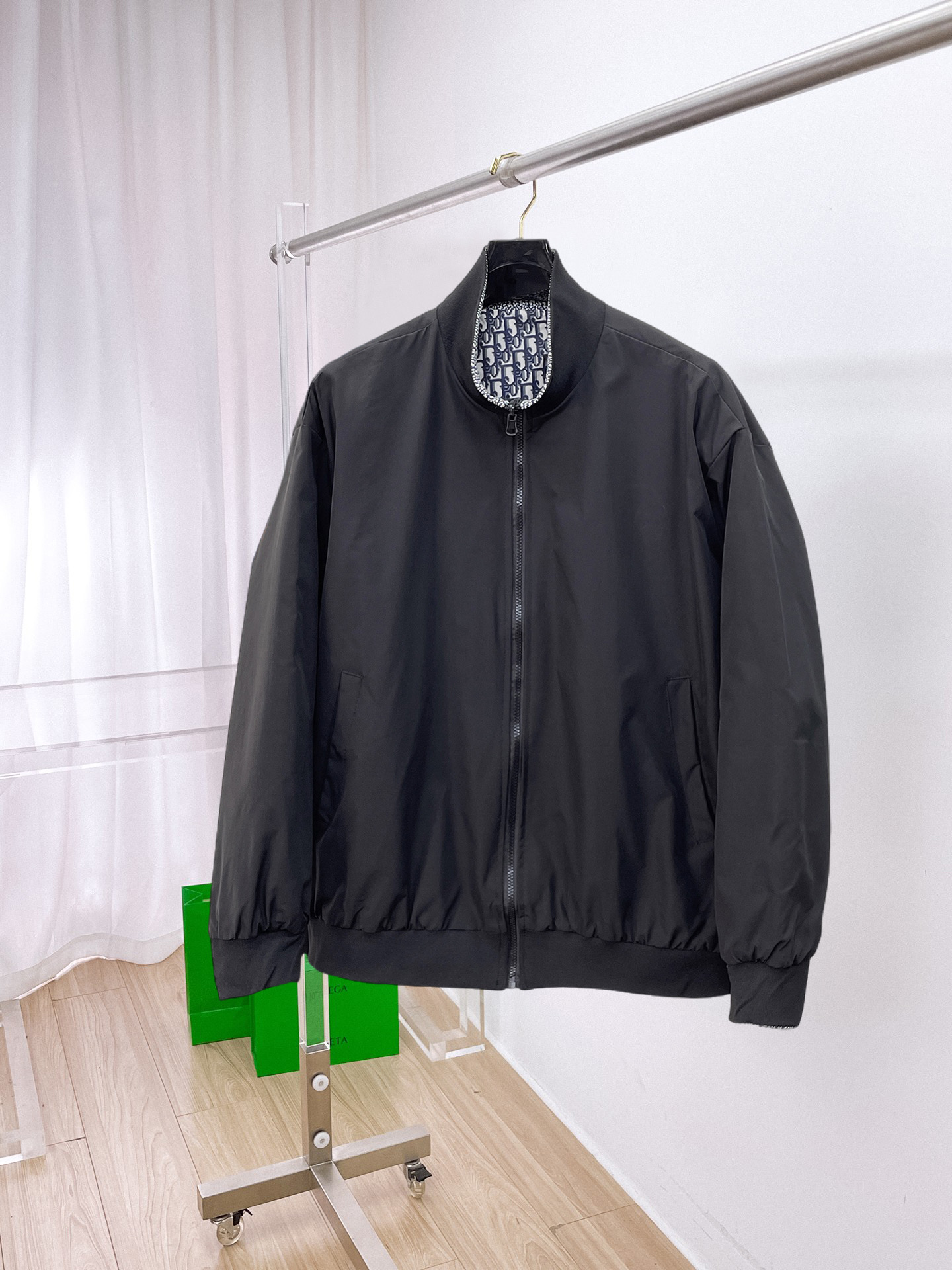 NO:905216,Hot new autumn style, the same style from Dior’s official website, on sale in advance!  2026ss new autumn men's reversible jacket, original single triangle logo high-end version!  Custom-made fabrics at the counter are highly breathable and comfortable, with impeccable details and brand element design concepts, reflecting high quality. It feels delicate and soft!  It presents a casual cut and the upper body shape is awesome!  Size M～3XL, maximum wearing capacity is 195kg.,,dior,jackets & coats,jackets & coats,19860909新秋爆款,迪奥 官网同款,提前发售！2026ss开秋新款男士双面穿夹克外套,原单三角标高端版本！专柜定制面料 透气舒适度高,细节无可挑剔,品牌元素设计理念,体现高品质.手感细腻柔软！呈现休闲裁剪,上身版型超赞！码数M～3XL,最大穿195斤.,,dior,jackets & coats,jackets & coats,,Men's clothing