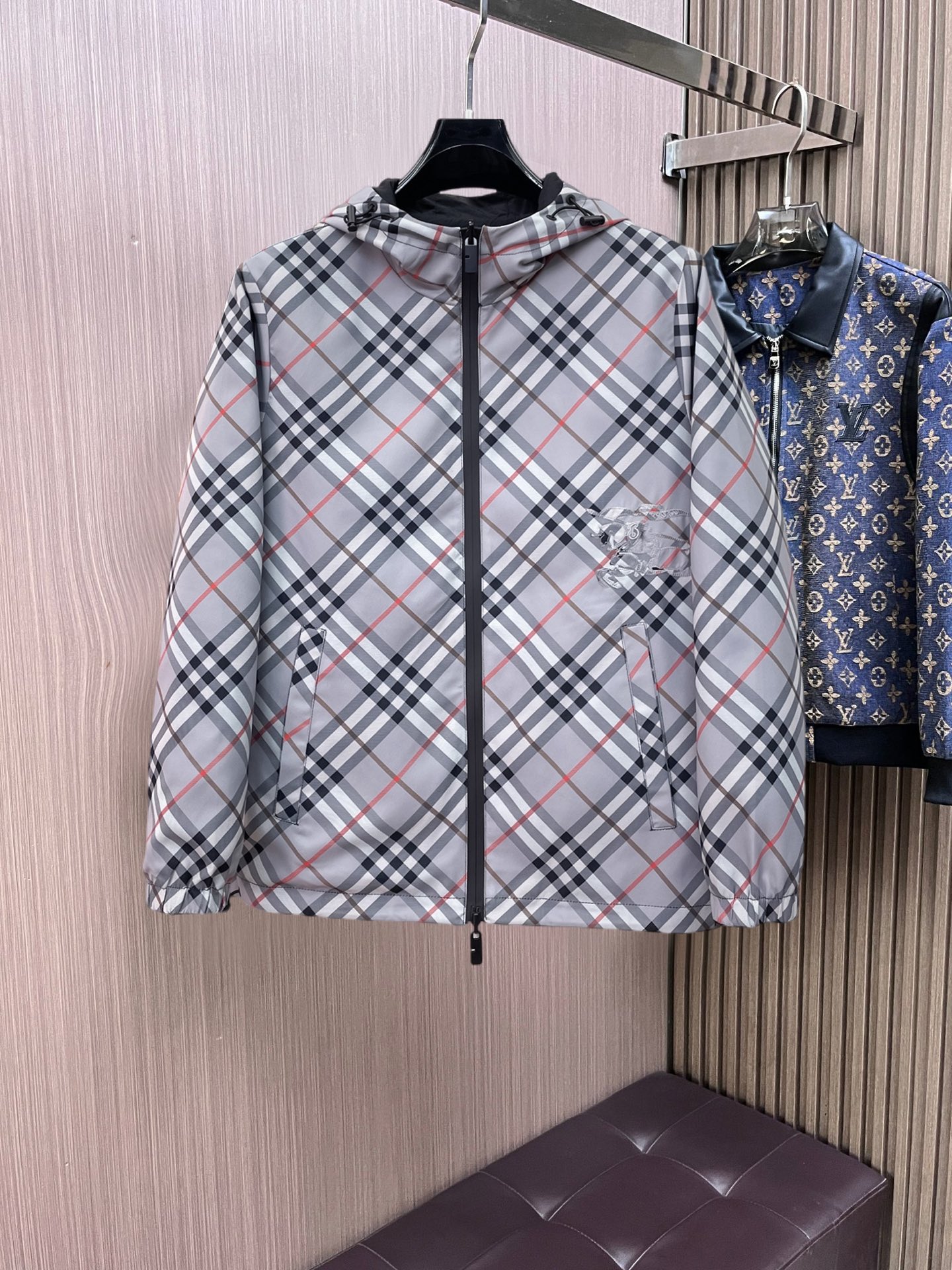 NO:761814,Burberry 2026 spring new men's reversible jacket. Original 1:1 customized hardware accessories, all imported and original customization. Welcome to compare at the counter. Super soft, super heavy fabric workmanship, perfect fit. Pay attention to the fabric and super comfortable. Exclusive model. Non-market product. Same size for men and women, M ~ XXXL,,burberry,jackets & coats,jackets & coats,19860909巴宝莉 2026春装新款男士双面穿夹克外套 原版1:1订制五金配件全进口原版定制 欢迎专柜对比 超柔软 超级重面料做工杠杠的版型完美 注意面料超舒服 独家款 非市场货 男女同款尺码M ～XXXL,,burberry,jackets & coats,jackets & coats,,Men's clothing