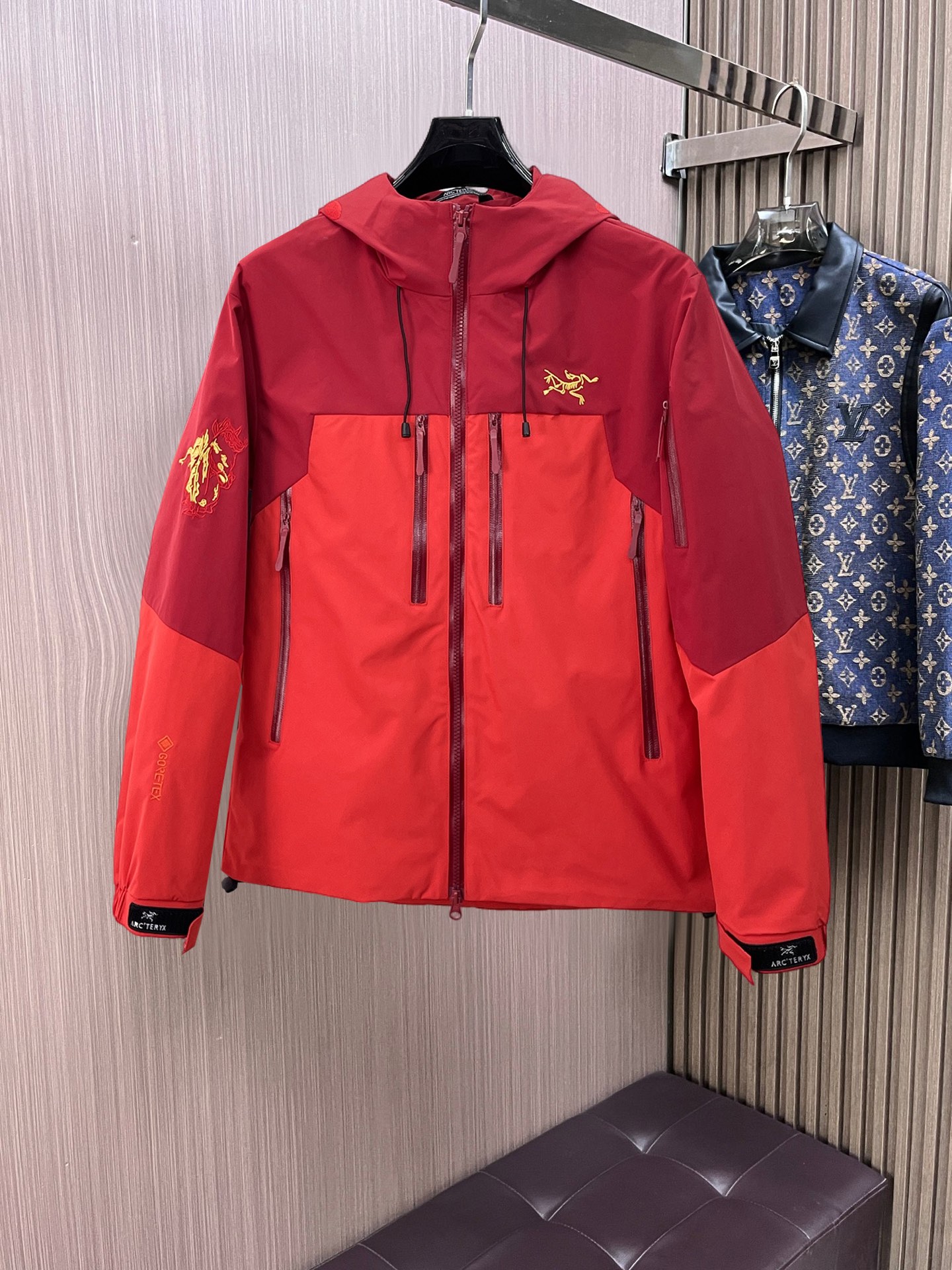 NO:761802,Same style as Arc’teryx official website, on sale in advance!  2026ss new spring men's jacket, original single three-standard high-end version!  With hidden hood, custom-made fabrics at the counter, highly breathable and comfortable, impeccable details, brand element design concept, reflecting high quality. It feels delicate and soft!  It presents a casual cut and the upper body shape is awesome!  Size M～3XL, maximum wearing capacity is 195 pounds,arc'teryx,jackets & coats,jackets & coats,hats,19860909始祖鸟 官网同款,提前发售！2026ss开 春新款男士夹克外套,原单三标齐全高端版本！带隐藏帽,专柜定制面料 透气舒适度高,细节无可挑剔,品牌元素设计理念,体现高品质.手感细腻柔软！呈现休闲裁剪,上身版型超赞！码数M～3XL,最大穿195斤,arc'teryx,jackets & coats,jackets & coats,hats,,Men's clothing