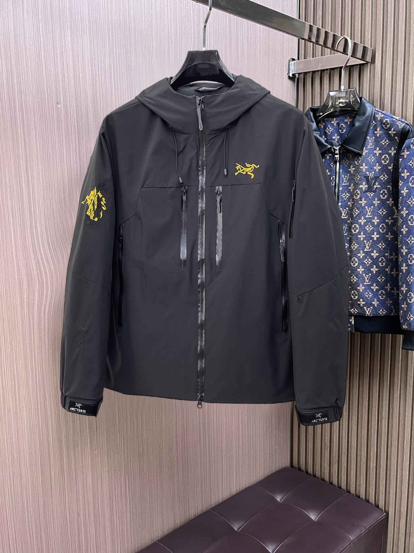 NO:761806,Same style as Arc’teryx official website, on sale in advance!  2026ss new spring men's jacket, original single three-standard high-end version!  With hidden hood, custom-made fabrics at the counter, highly breathable and comfortable, impeccable details, brand element design concept, reflecting high quality. It feels delicate and soft!  It presents a casual cut and the upper body shape is awesome!  Size M～3XL, maximum wearing capacity is 195 catties.,arc'teryx,jackets & coats,jackets & coats,hats,19860909始祖鸟 官网同款,提前发售！2026ss开 春新款男士夹克外套,原单三标齐全高端版本！带隐藏帽,专柜定制面料 透气舒适度高,细节无可挑剔,品牌元素设计理念,体现高品质.手感细腻柔软！呈现休闲裁剪,上身版型超赞！码数M～3XL,最大穿195斤.,arc'teryx,jackets & coats,jackets & coats,hats,,Men's clothing