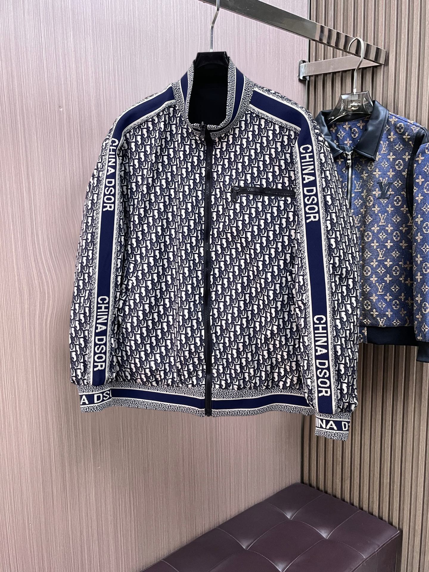 NO:761810,Dior 2026 spring and winter new men's reversible jacket. Original 1:1 customized hardware accessories, all imported and original customization. Welcome to compare at the counter. Super soft, super heavy fabric workmanship, perfect fit. Pay attention to the fabric and super comfortable. Exclusive model. Non-market goods. Same size for men and women, M to XXXL, dior, jackets & coats,19860909迪奥 2026春冬新款男士双面穿夹克 原版1:1订制五金配件全进口原版定制 欢迎专柜对比 超柔软 超级重面料做工杠杠的版型完美 注意面料超舒服 独家款 非市场货 男女同款尺码M一XXXL,,dior,jackets & coats,,Men's clothing