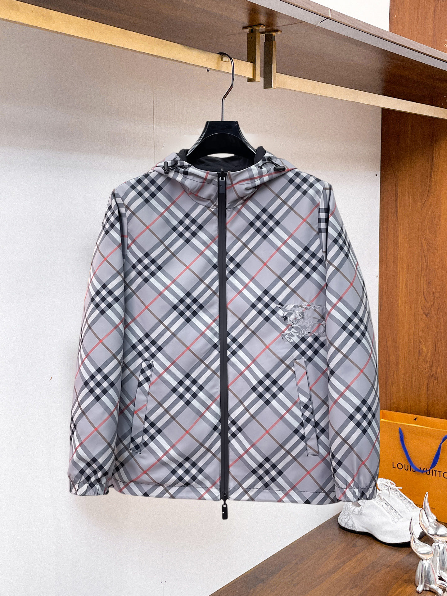 NO:937754,BURBERRY double-sided plaid jacket | Two sides in one, style as you like Light plaid vs solid color Double-sided design One side is a classic light blue plaid, showing British elegance; one side is simple and solid color, creating urban minimalism. Lightweight cotton blend fabric, comfortable and breathable. All black zippers run through the design, with adjustable hood and cuff elasticity, and the details highlight the quality. The metal background and warm light highlight the three-dimensional tailoring and high-end texture.  Double-sided jacket｜Check/solid color double-sided switch, lightweight cotton feel, breathable and comfortable. All-black zipper + hood design, free interpretation of British classics and modern minimalism. 48-56 (model weighs 173,143 pounds, upper body size 50),, burberry, jackets & coats, hats,19860909BURBERRY 双面格纹夹克 | 一衣双面 格调随心 浅格纹 vs 纯色双面设计 一面经典浅蓝格纹,演绎英伦优雅；一面简约纯色,打造都市极简.轻量棉质混纺面料,舒适透气.全黑拉链贯穿设计,搭配可调节连帽与袖口松紧,细节彰显品质.金属背景与暖光映衬,凸显立体剪裁与高级质感. 双面夹克｜格纹/纯色双面切换,轻量棉感透气舒适.全黑拉链+连帽设计,英伦经典与现代极简自由演绎.48-56（模特173,143斤上身50码）,,burberry,jackets & coats,hats,,Men's clothing