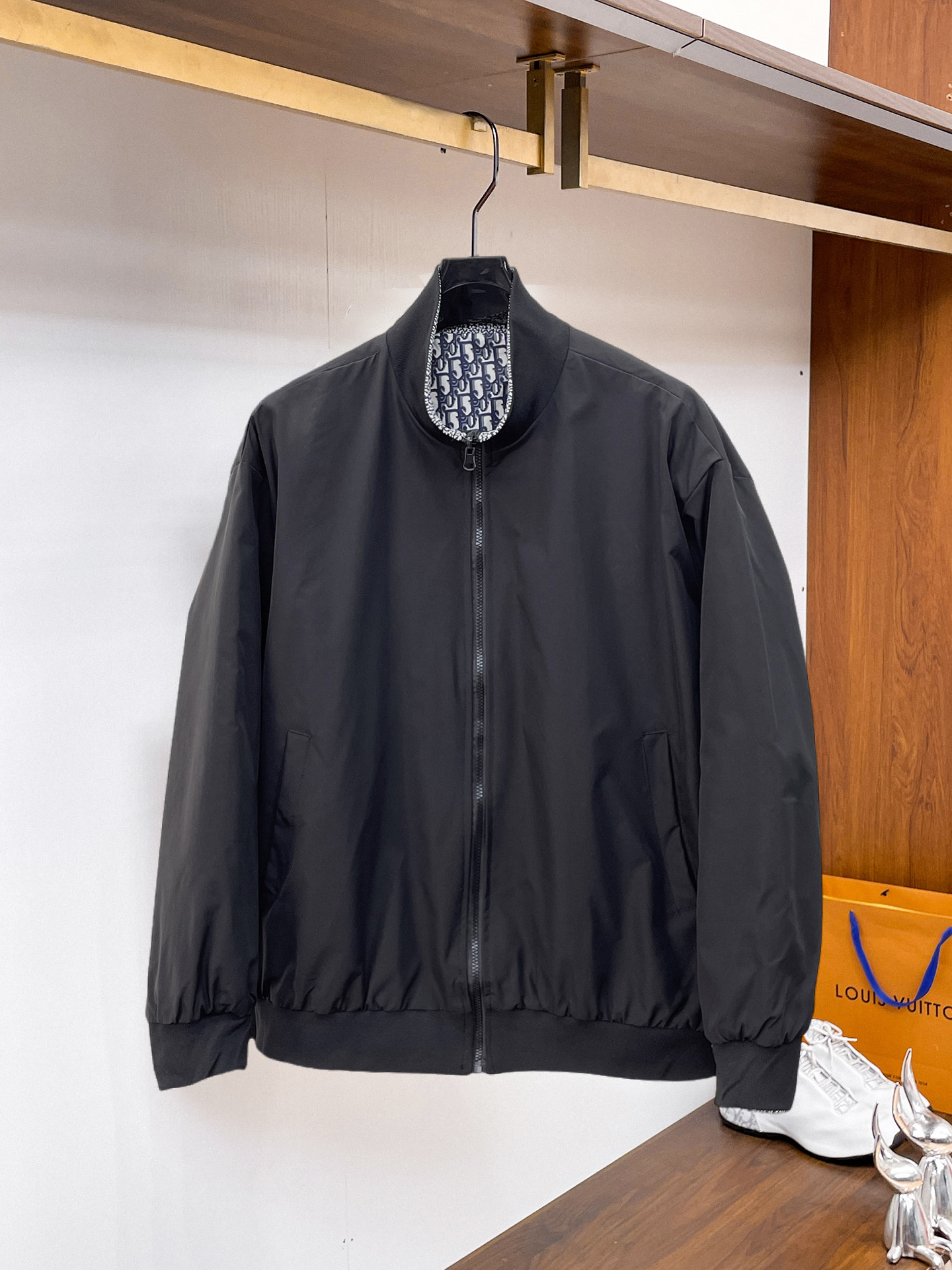 NO:937763,Dior 2026 new autumn and winter men's reversible jacket. Original 1:1 customized hardware accessories, all imported and original customization. Welcome to compare at the counter. Super soft, super heavy fabric workmanship, perfect fit. Pay attention to the fabric and super comfortable. Exclusive model. Non-market goods. Same size for men and women, M to XXXL, dior, jackets & coats,19860909迪奥 2026秋冬新款男士双面穿夹克 原版1:1订制五金配件全进口原版定制 欢迎专柜对比 超柔软 超级重面料做工杠杠的版型完美 注意面料超舒服 独家款 非市场货 男女同款尺码M一XXXL,,dior,jackets & coats,,Men's clothing
