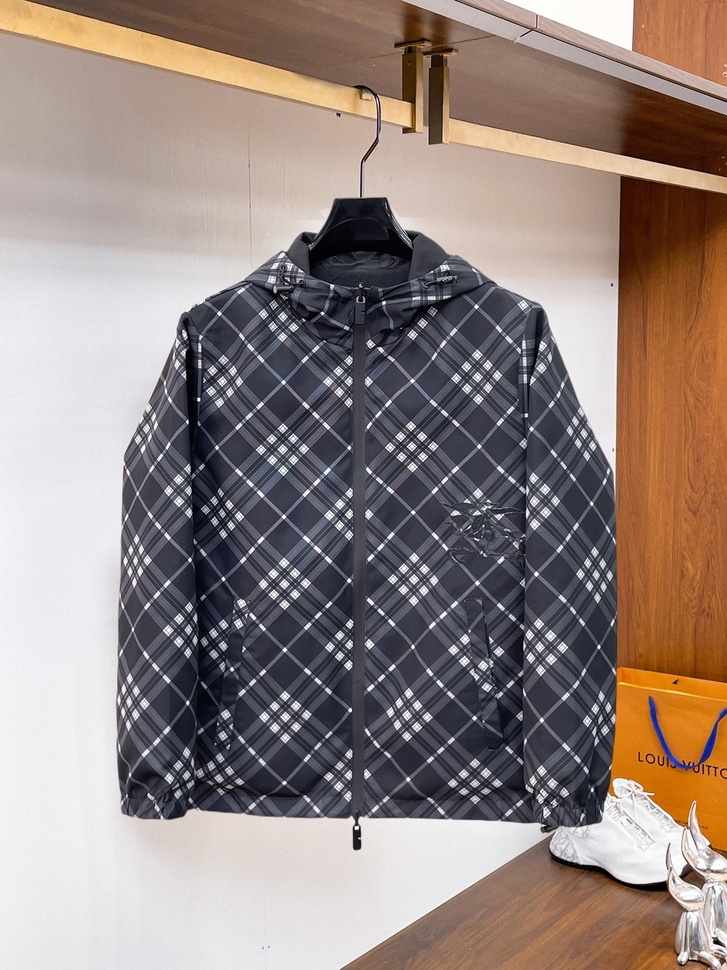 NO:937766,BURBERRY double-sided plaid jacket | Two sides in one, style as you like Light plaid vs solid color Double-sided design One side is a classic light blue plaid, showing British elegance; one side is simple and solid color, creating urban minimalism. Lightweight cotton blend fabric, comfortable and breathable. All black zippers run through the design, with adjustable hood and cuff elasticity, and the details highlight the quality. The metal background and warm light highlight the three-dimensional tailoring and high-end texture.  Double-sided jacket｜Check/solid color double-sided switch, lightweight cotton feel, breathable and comfortable. All-black zipper + hood design, free interpretation of British classics and modern minimalism. 48-56 (model weighs 173,143 pounds, upper body size 50),, burberry, jackets & coats, hats,19860909BURBERRY 双面格纹夹克 | 一衣双面 格调随心 浅格纹 vs 纯色双面设计 一面经典浅蓝格纹,演绎英伦优雅；一面简约纯色,打造都市极简.轻量棉质混纺面料,舒适透气.全黑拉链贯穿设计,搭配可调节连帽与袖口松紧,细节彰显品质.金属背景与暖光映衬,凸显立体剪裁与高级质感. 双面夹克｜格纹/纯色双面切换,轻量棉感透气舒适.全黑拉链+连帽设计,英伦经典与现代极简自由演绎.48-56（模特173,143斤上身50码）,,burberry,jackets & coats,hats,,Men's clothing