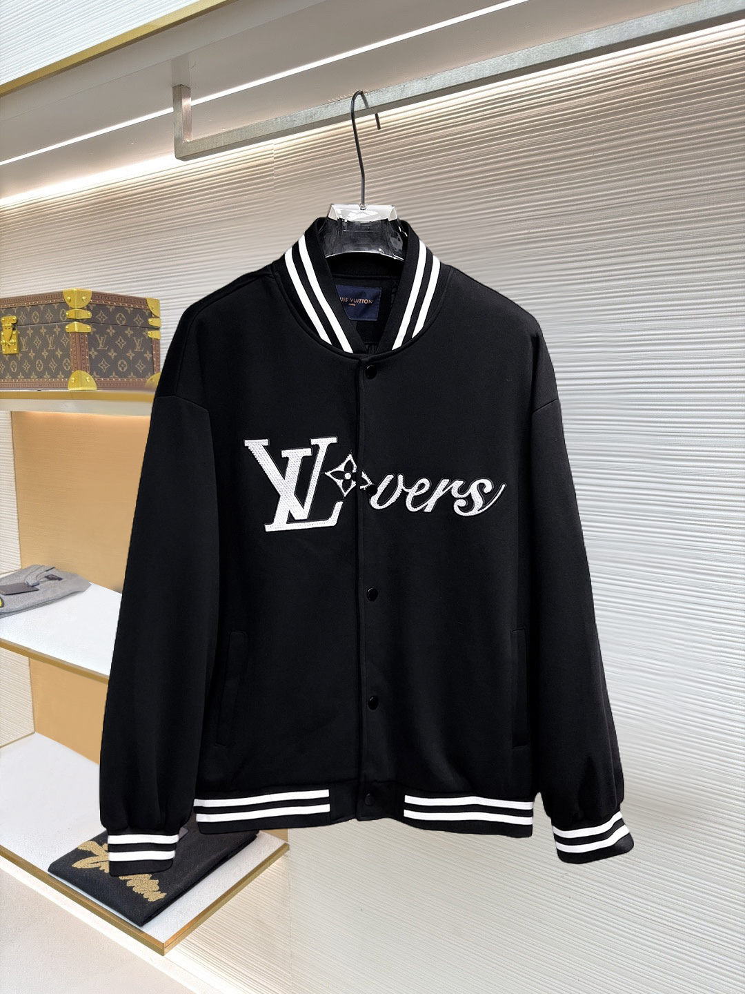 NO:874601,Same style as on LV official website, on sale in advance!  2026ss new spring men's jackets, original high-end version with three standards!  With hidden hood, custom-made fabrics at the counter, highly breathable and comfortable, impeccable details, brand element design concept, reflecting high quality. It feels delicate and soft!  It presents a casual cut and the upper body shape is awesome!  Size M～3XL, maximum wear is 195kg.,,louis vuitton,jackets & coats,jackets & coats,hats,19860909LV 官网同款,提前发售！2026ss开春新款男士夹克外套,原单三标齐全高端版本！带隐藏帽,专柜定制面料 透气舒适度高,细节无可挑剔,品牌元素设计理念,体现高品质.手感细腻柔软！呈现休闲裁剪,上身版型超赞！码数M～3XL,最大穿195斤.,,louis vuitton,jackets & coats,jackets & coats,hats,,Men's clothing