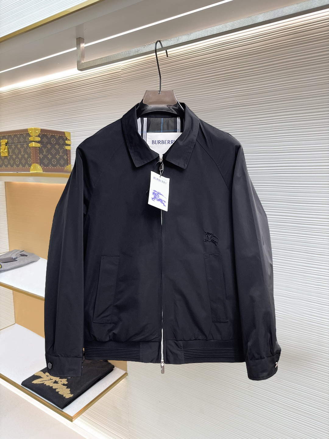 NO:874607,Same style as Burberry official website, on sale in advance!  2026ss new spring men's jackets, original high-end version with three standards!  With hidden hood, custom-made fabrics at the counter, highly breathable and comfortable, impeccable details, brand element design concept, reflecting high quality. It feels delicate and soft!  It presents a casual cut and the upper body shape is awesome!  Size M～3XL, maximum wearing capacity is 195 catties.,,burberry,jackets & coats,jackets & coats,hats,19860909巴宝莉 官网同款,提前发售！2026ss开春新款男士夹克外套,原单三标齐全高端版本！带隐藏帽,专柜定制面料 透气舒适度高,细节无可挑剔,品牌元素设计理念,体现高品质.手感细腻柔软！呈现休闲裁剪,上身版型超赞！码数M～3XL,最大穿195斤.,,burberry,jackets & coats,jackets & coats,hats,,Men's clothing