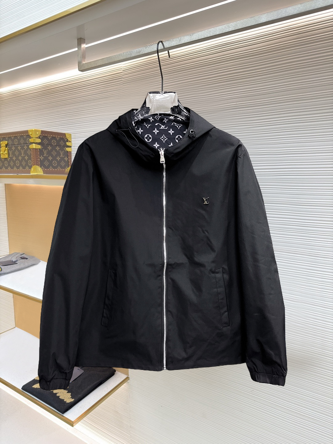 NO:874613,Same style as on LV official website, on sale in advance!  2026ss new spring men's jackets, original high-end version with three standards!  With hidden hood, custom-made fabrics at the counter, highly breathable and comfortable, impeccable details, brand element design concept, reflecting high quality. It feels delicate and soft!  It presents a casual cut and the upper body shape is awesome!  Size M～3XL, maximum wear is 195kg.,,louis vuitton,jackets & coats,jackets & coats,hats,19860909LV 官网同款,提前发售！2026ss开春新款男士夹克外套,原单三标齐全高端版本！带隐藏帽,专柜定制面料 透气舒适度高,细节无可挑剔,品牌元素设计理念,体现高品质.手感细腻柔软！呈现休闲裁剪,上身版型超赞！码数M～3XL,最大穿195斤.,,louis vuitton,jackets & coats,jackets & coats,hats,,Men's clothing