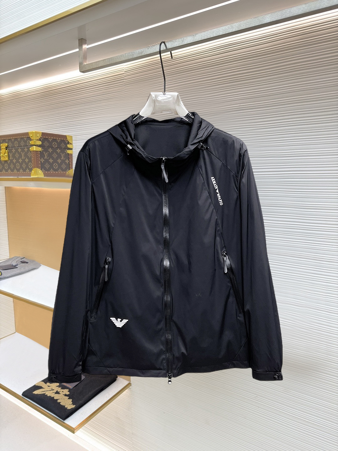 NO:874618,Same style as Armani official website, on sale in advance!  2026ss new spring men's jackets, original high-end version with three standards!  With hidden hood, custom-made fabrics at the counter, highly breathable and comfortable, impeccable details, brand element design concept, reflecting high quality. It feels delicate and soft!  It presents a casual cut and the upper body shape is awesome!  Size M～3XL, maximum wearing capacity is 195 catties.,,armani,jackets & coats,jackets & coats,hats,19860909阿玛尼 官网同款,提前发售！2026ss开春新款男士夹克外套,原单三标齐全高端版本！带隐藏帽,专柜定制面料 透气舒适度高,细节无可挑剔,品牌元素设计理念,体现高品质.手感细腻柔软！呈现休闲裁剪,上身版型超赞！码数M～3XL,最大穿195斤.,,armani,jackets & coats,jackets & coats,hats,,Men's clothing
