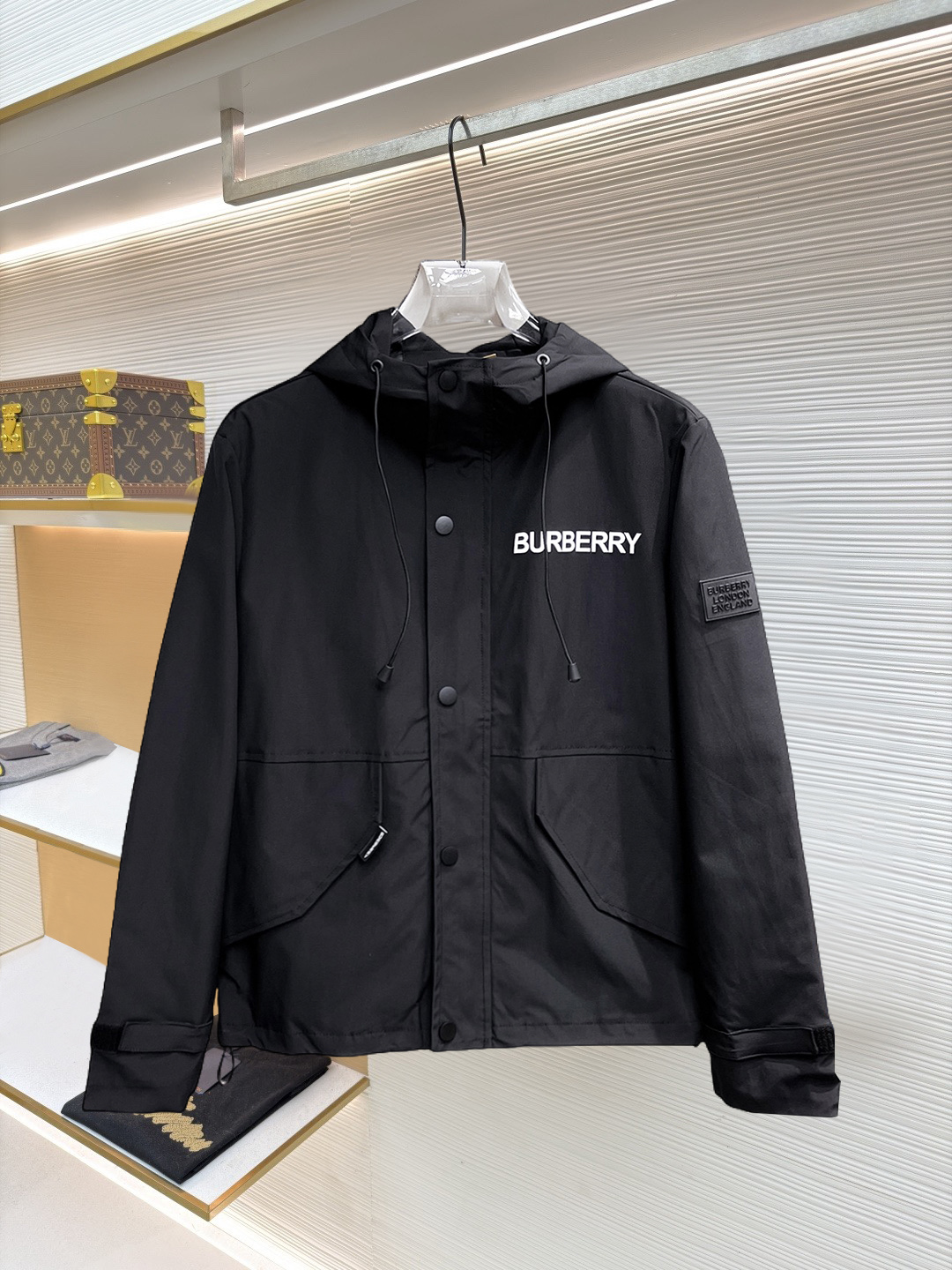 NO:874627,Same style as Burberry official website, on sale in advance!  2026ss new spring men's jackets, original high-end version with three standards!  With hidden hood, custom-made fabrics at the counter, highly breathable and comfortable, impeccable details, brand element design concept, reflecting high quality. It feels delicate and soft!  It presents a casual cut and the upper body shape is awesome!  Size M～3XL, maximum wearing capacity is 195 catties.,,burberry,jackets & coats,jackets & coats,hats,19860909巴宝莉 官网同款,提前发售！2026ss开春新款男士夹克外套,原单三标齐全高端版本！带隐藏帽,专柜定制面料 透气舒适度高,细节无可挑剔,品牌元素设计理念,体现高品质.手感细腻柔软！呈现休闲裁剪,上身版型超赞！码数M～3XL,最大穿195斤.,,burberry,jackets & coats,jackets & coats,hats,,Men's clothing