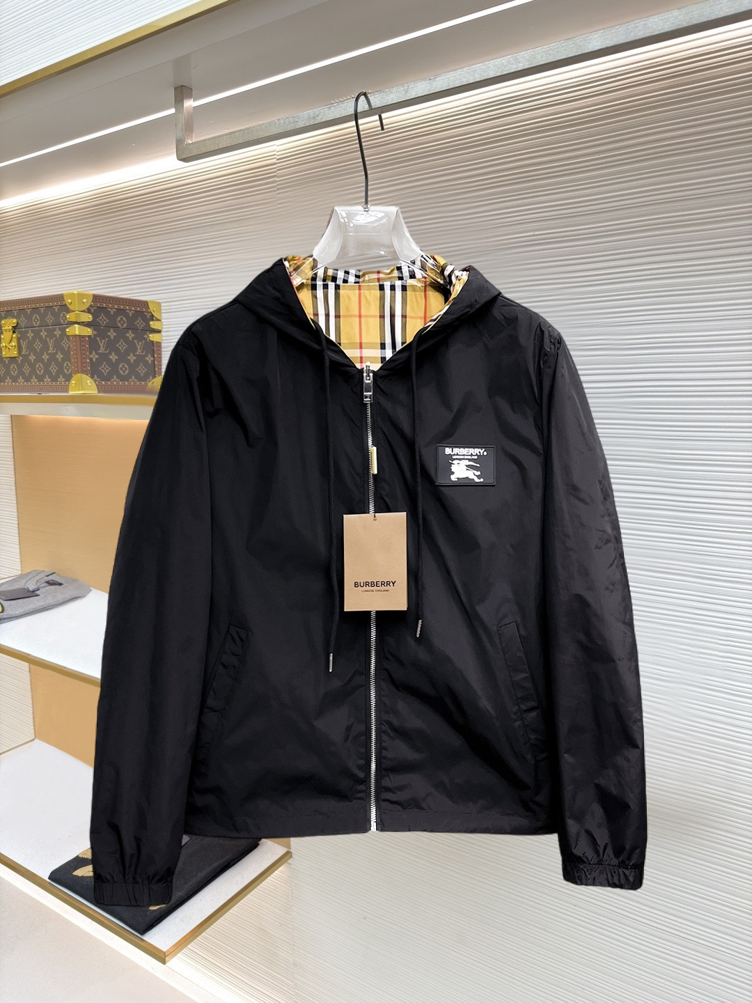 NO:874631,Same style as Burberry official website, on sale in advance!  2026ss spring new men's reversible jacket, original single and three-label complete high-end version!  With hidden hood, custom-made fabrics at the counter, highly breathable and comfortable, impeccable details, brand element design concept, reflecting high quality. It feels delicate and soft!  It presents a casual cut and the upper body shape is awesome!  Size M～3XL, maximum wearing capacity is 195 catties.,,burberry,jackets & coats,jackets & coats,hats,19860909巴宝莉 官网同款,提前发售！2026ss开春新款男士双面穿夹克外套,原单三标齐全高端版本！带隐藏帽,专柜定制面料 透气舒适度高,细节无可挑剔,品牌元素设计理念,体现高品质.手感细腻柔软！呈现休闲裁剪,上身版型超赞！码数M～3XL,最大穿195斤.,,burberry,jackets & coats,jackets & coats,hats,,Men's clothing