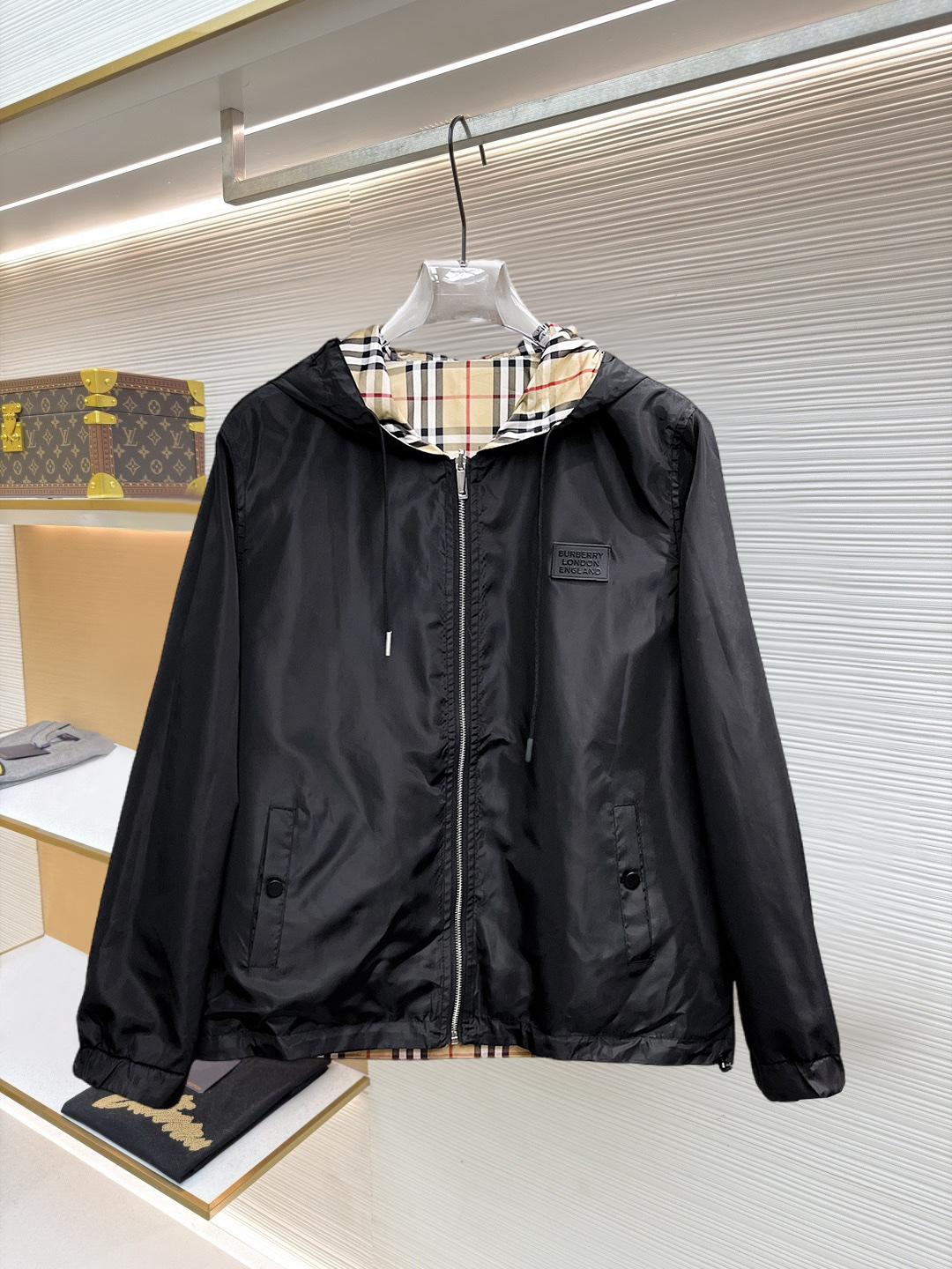 NO:874638,Same style as Burberry official website, on sale in advance!  2026ss new spring men's jackets, original high-end version with three standards!  With hidden hood, custom-made fabrics at the counter, highly breathable and comfortable, impeccable details, brand element design concept, reflecting high quality. It feels delicate and soft!  It presents a casual cut and the upper body shape is awesome!  Size M～3XL, maximum wearing capacity is 195 catties.,,burberry,jackets & coats,jackets & coats,hats,19860909巴宝莉 官网同款,提前发售！2026ss开春新款男士夹克外套,原单三标齐全高端版本！带隐藏帽,专柜定制面料 透气舒适度高,细节无可挑剔,品牌元素设计理念,体现高品质.手感细腻柔软！呈现休闲裁剪,上身版型超赞！码数M～3XL,最大穿195斤.,,burberry,jackets & coats,jackets & coats,hats,,Men's clothing