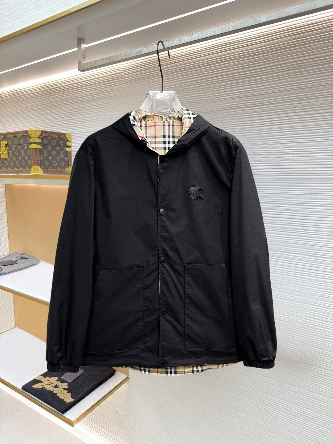 NO:874646,Same style as Burberry official website, on sale in advance!  2026ss spring new men's reversible jacket, original single and three-label complete high-end version!  With hidden hood, custom-made fabrics at the counter, highly breathable and comfortable, impeccable details, brand element design concept, reflecting high quality. It feels delicate and soft!  It presents a casual cut and the upper body shape is awesome!  Size M～3XL, maximum wearing capacity is 195 catties.,,burberry,jackets & coats,jackets & coats,hats,19860909巴宝莉 官网同款,提前发售！2026ss开春新款男士双面穿夹克外套,原单三标齐全高端版本！带隐藏帽,专柜定制面料 透气舒适度高,细节无可挑剔,品牌元素设计理念,体现高品质.手感细腻柔软！呈现休闲裁剪,上身版型超赞！码数M～3XL,最大穿195斤.,,burberry,jackets & coats,jackets & coats,hats,,Men's clothing