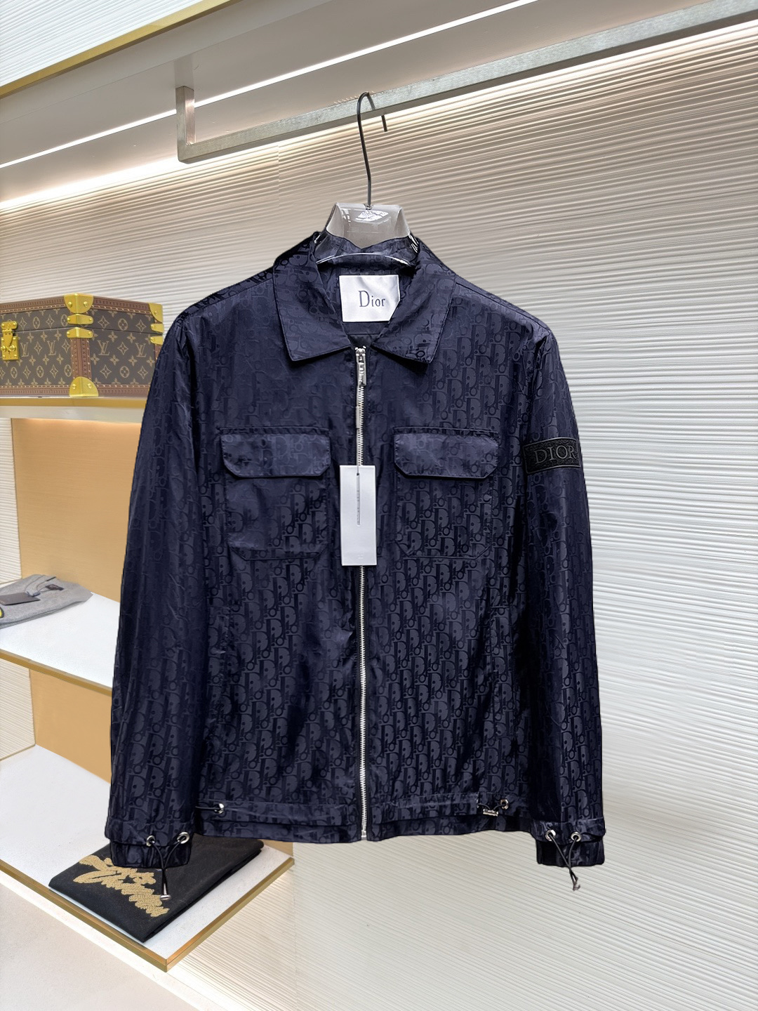 NO:874654,Same style as Dior official website, on sale in advance!  2026ss new spring men's jackets, original high-end version with three standards!  With hidden hood, custom-made fabrics at the counter, highly breathable and comfortable, impeccable details, brand element design concept, reflecting high quality. It feels delicate and soft!  It presents a casual cut and the upper body shape is awesome!  Size M～3XL, maximum wearing capacity is 195 catties.,,dior,jackets & coats,jackets & coats,hats,19860909迪奥 官网同款,提前发售！2026ss开春新款男士夹克外套,原单三标齐全高端版本！带隐藏帽,专柜定制面料 透气舒适度高,细节无可挑剔,品牌元素设计理念,体现高品质.手感细腻柔软！呈现休闲裁剪,上身版型超赞！码数M～3XL,最大穿195斤.,,dior,jackets & coats,jackets & coats,hats,,Men's clothing