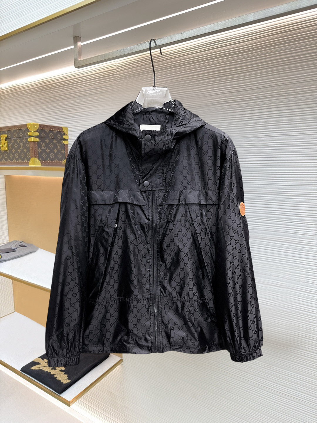 NO:874662,Same style as Gucci official website, on sale in advance!  2026ss new spring men's jackets, original high-end version with three standards!  With hidden hood, custom-made fabrics at the counter, highly breathable and comfortable, impeccable details, brand element design concept, reflecting high quality. It feels delicate and soft!  It presents a casual cut and the upper body shape is awesome!  Size M～3XL, maximum wearing capacity is 195 catties.,,jackets & coats,jackets & coats,hats,19860909古奇 官网同款,提前发售！2026ss开春新款男士夹克外套,原单三标齐全高端版本！带隐藏帽,专柜定制面料 透气舒适度高,细节无可挑剔,品牌元素设计理念,体现高品质.手感细腻柔软！呈现休闲裁剪,上身版型超赞！码数M～3XL,最大穿195斤.,,jackets & coats,jackets & coats,hats,,Men's clothing